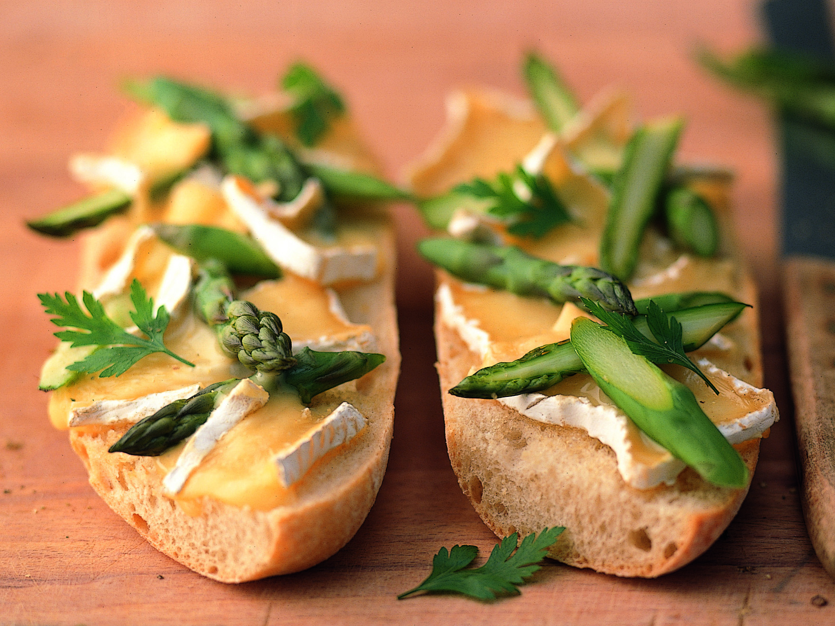 Bruschetta au brie et aux asperges