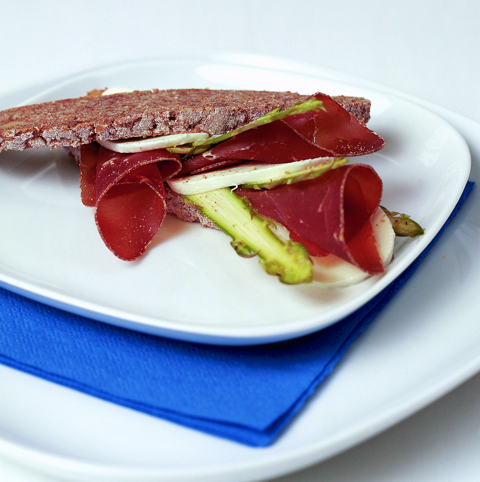 Sandwich aux asperges, à la mozzarella et à la viande séchée