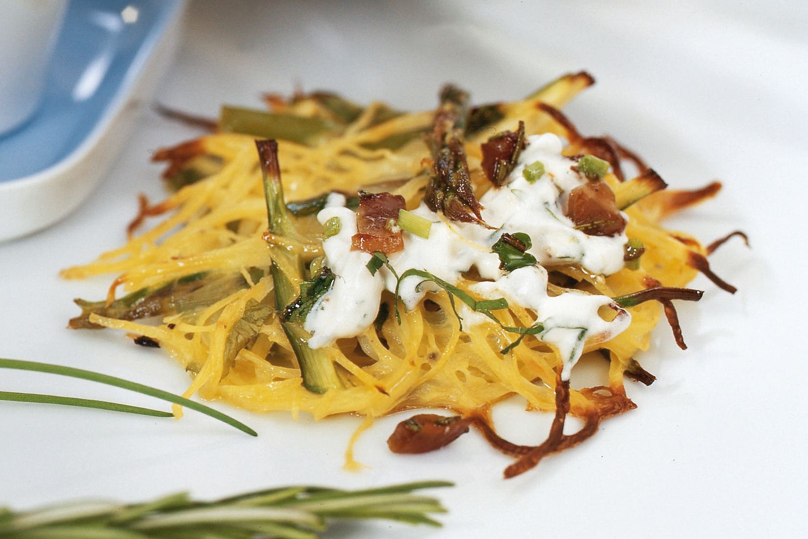 Spargel-Ofenrösti mit Kräuter-Speckrahm