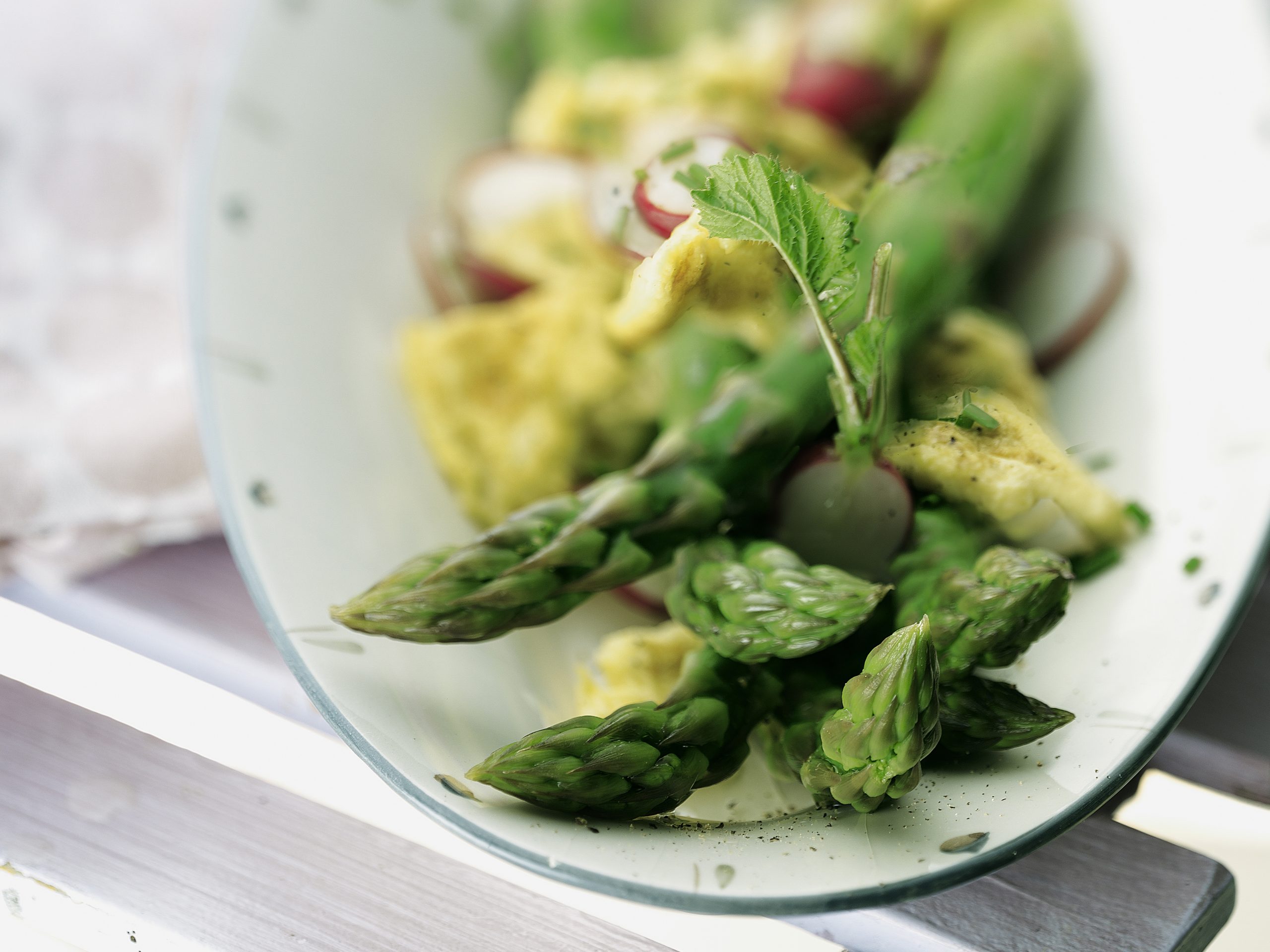 Spargel-Radieschen-Salat mit Rührei
