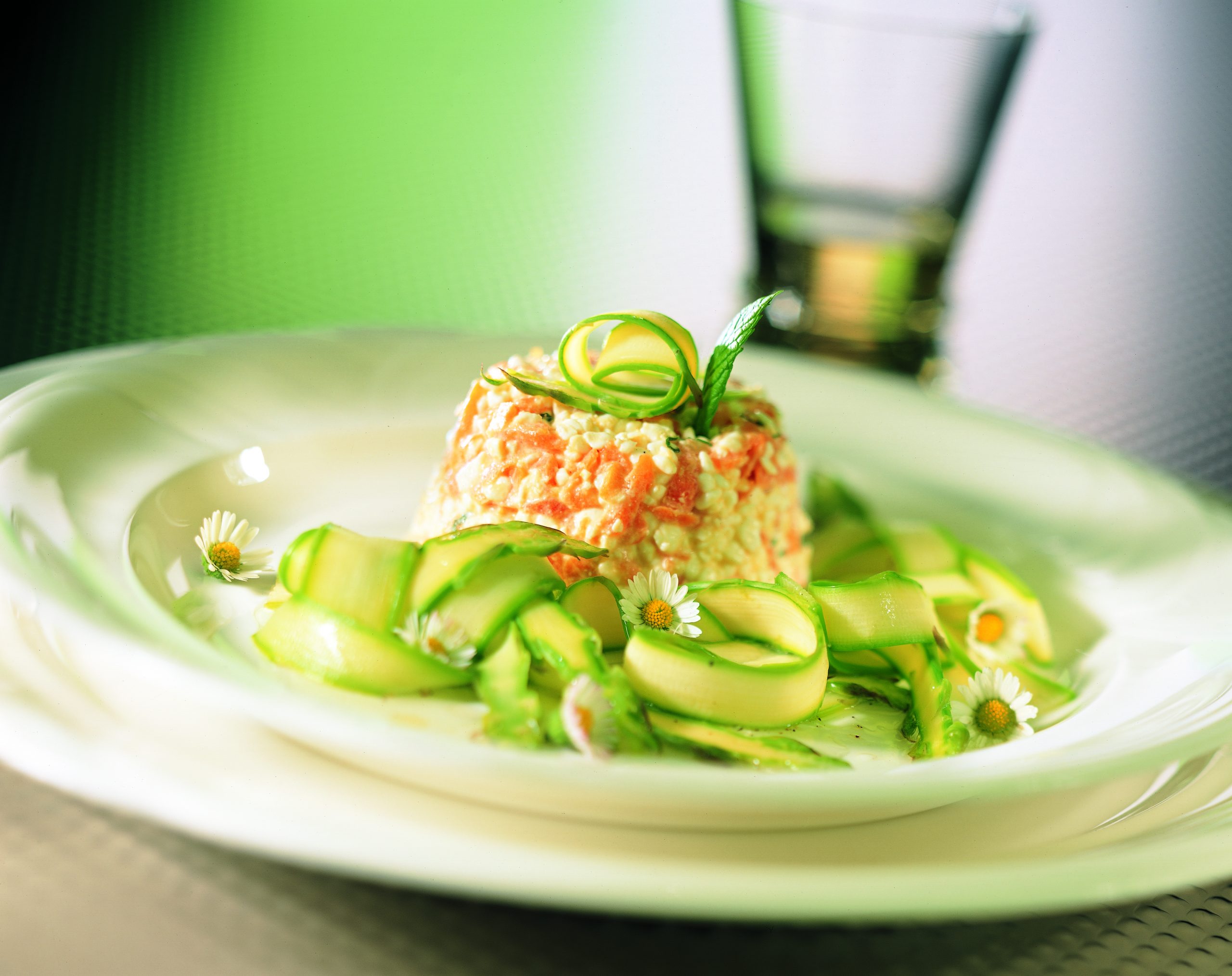 Spargel-Rüebli-Salat mit Hüttenkäse
