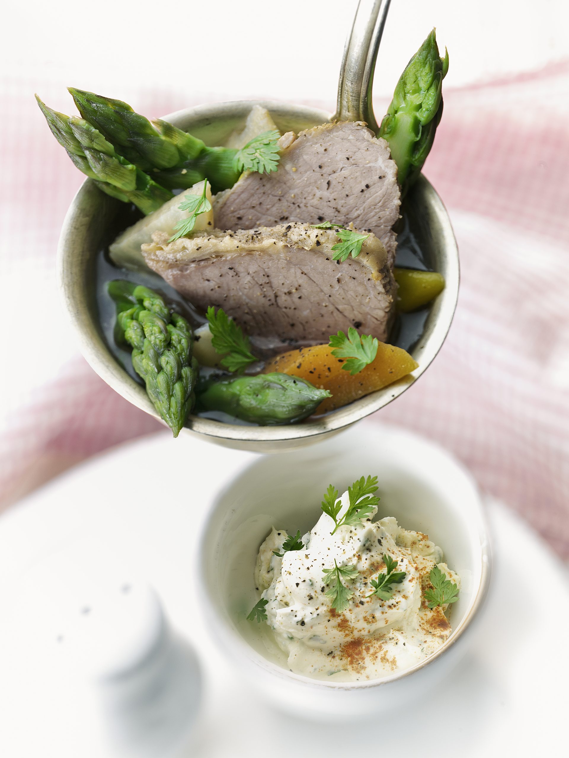 Spargel-Siedfleisch-Topf mit Dip