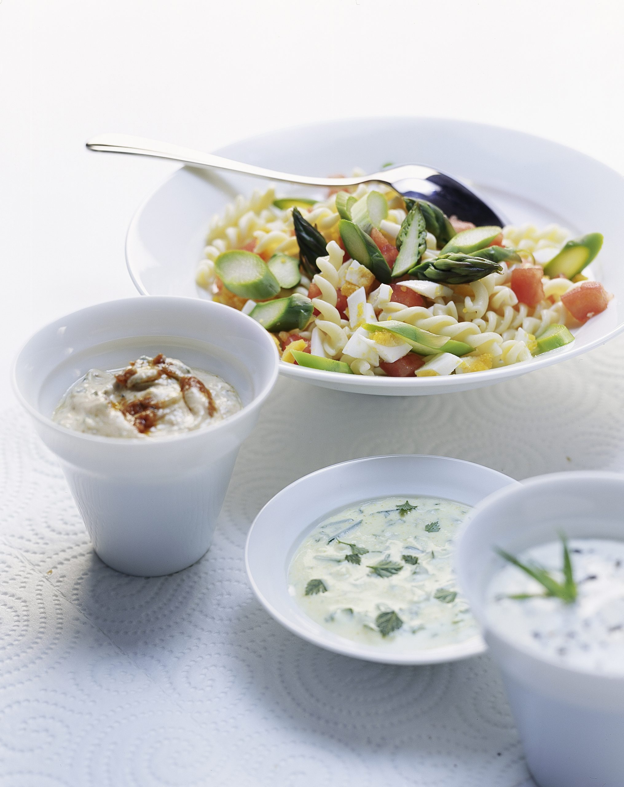 Salade de pâtes aux asperges et trio de sauces