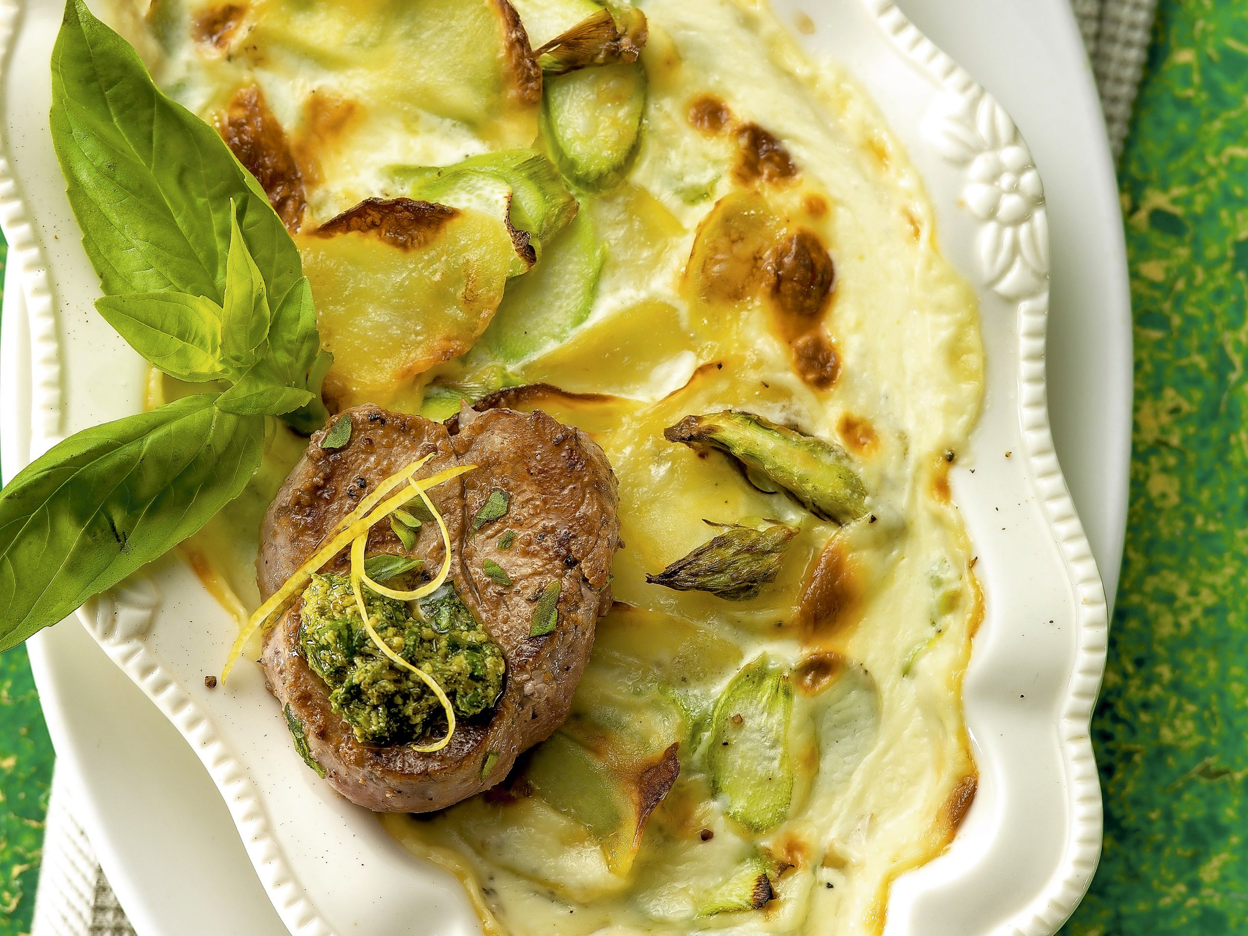 Spargelgratin mit Kräuter-Medaillons