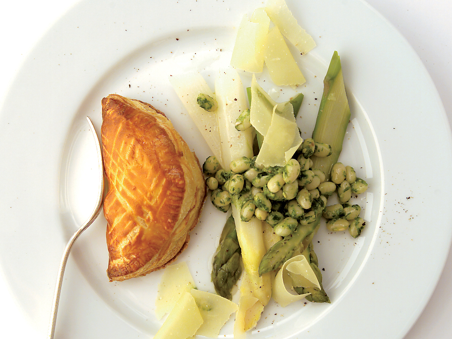 Chaussons aux asperges et haricots blancs à l'ail des ours