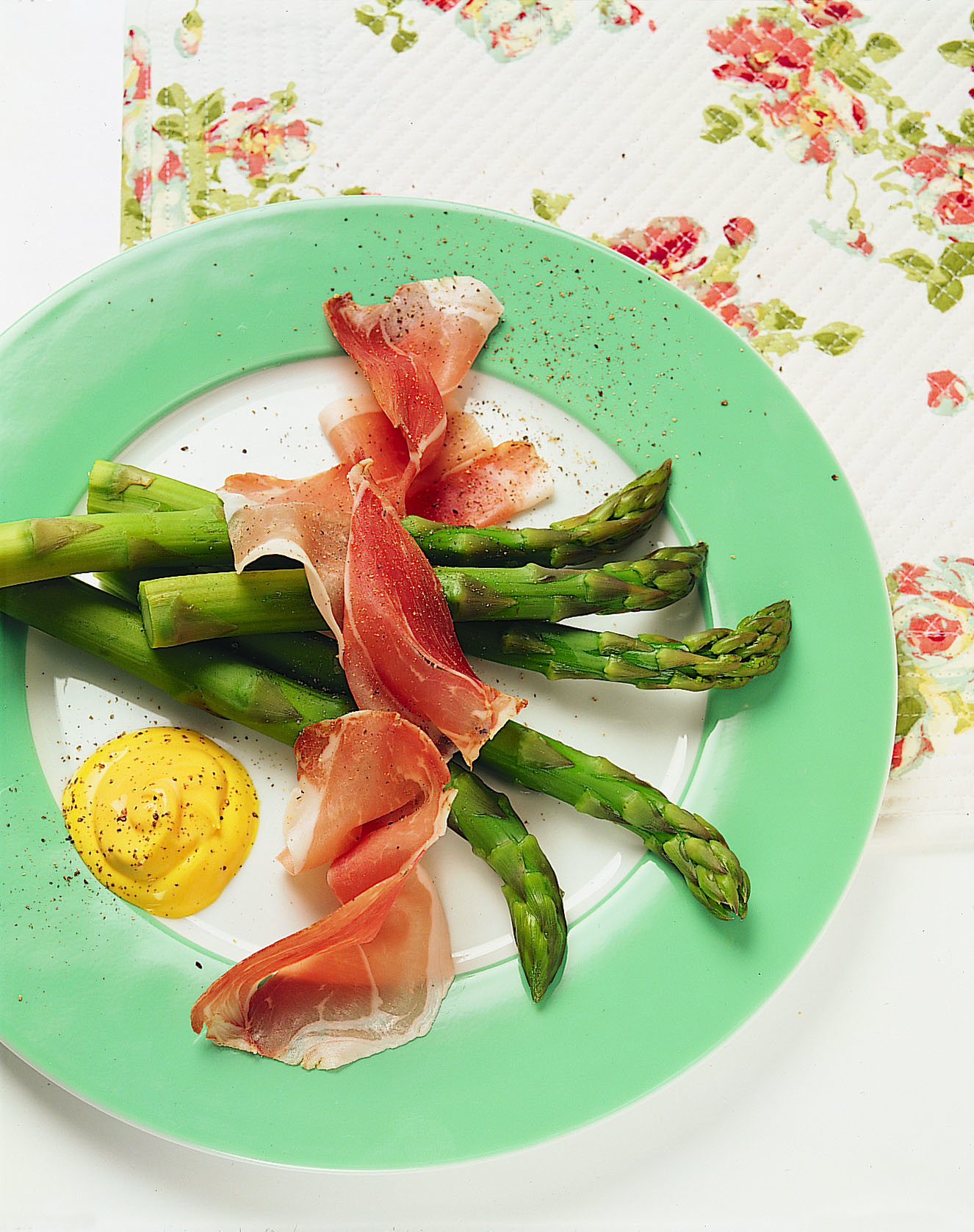 Spargeln mit Safran-Crème-fraîche und Schinken