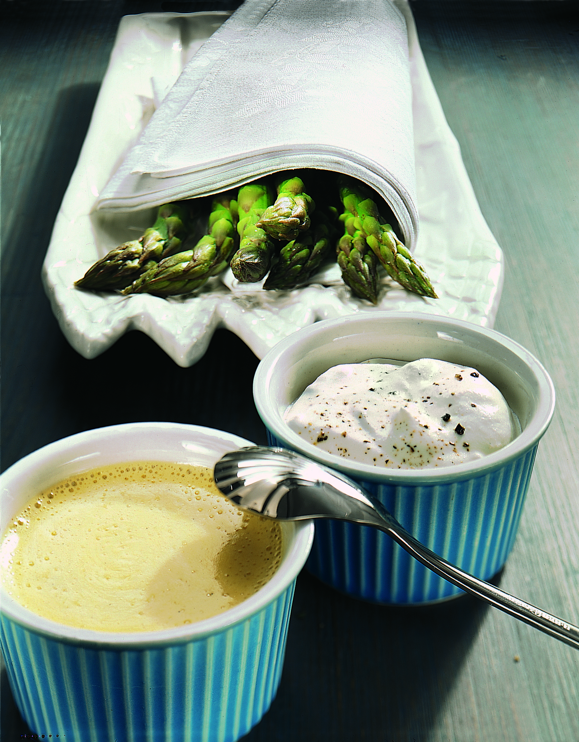 Spargeln mit Vanille-Hollandaise und Ingwer-Mousse