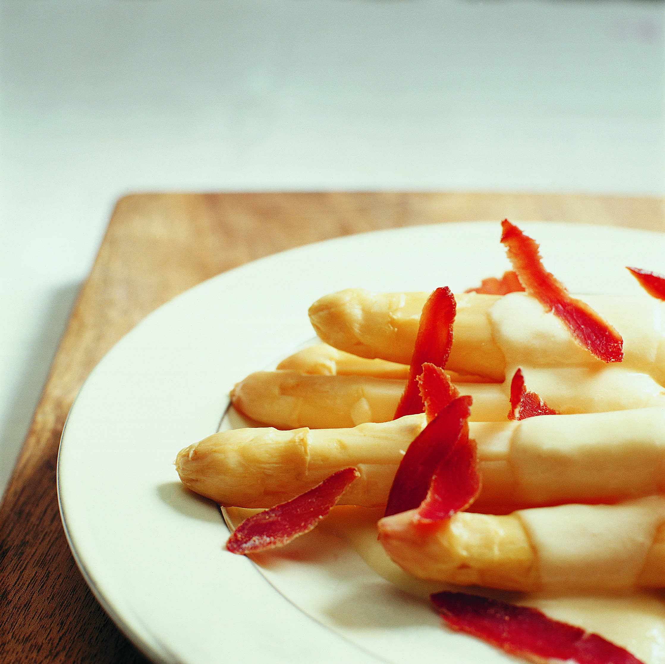 Asperges à la sauce au vin blanc et viande séchée