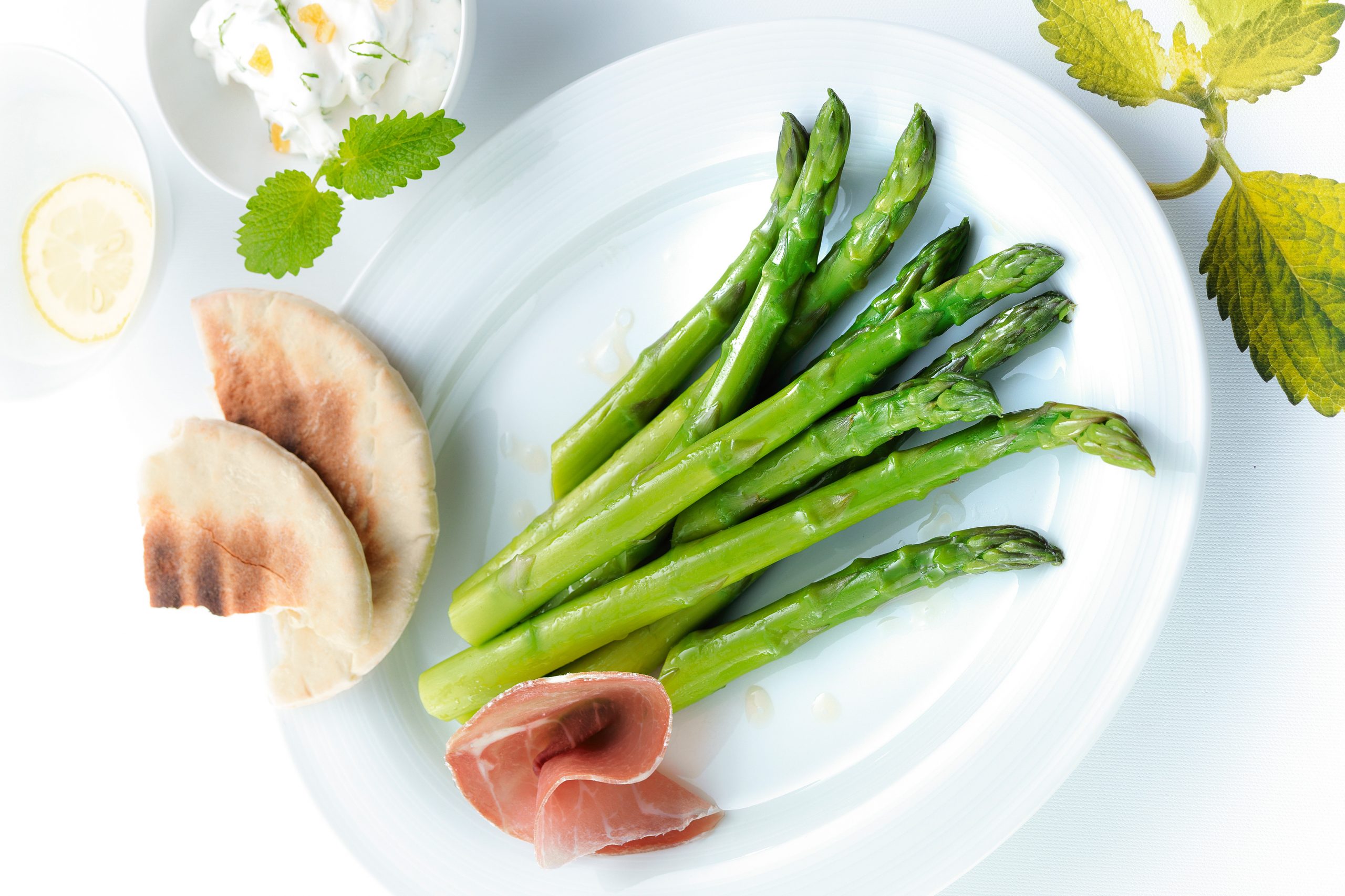 Spargeln mit Zitronensauce und Schinken