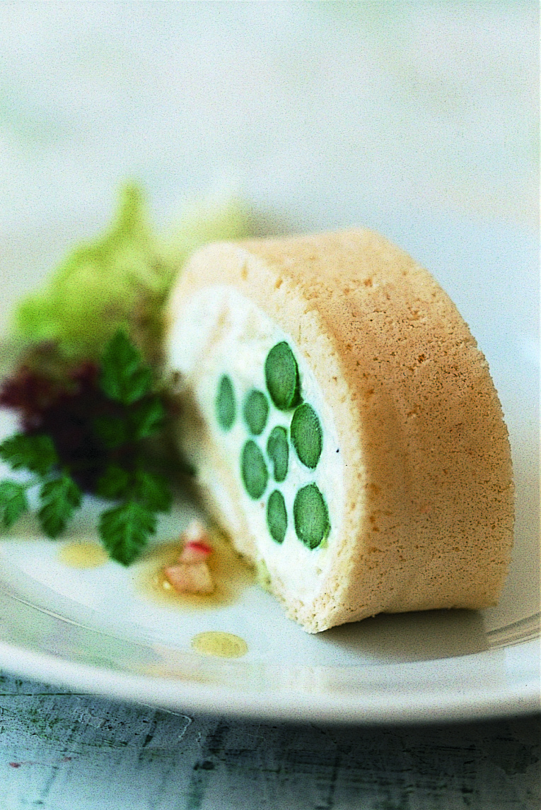 Rouleau d'asperges et vinaigrette au cerfeuil