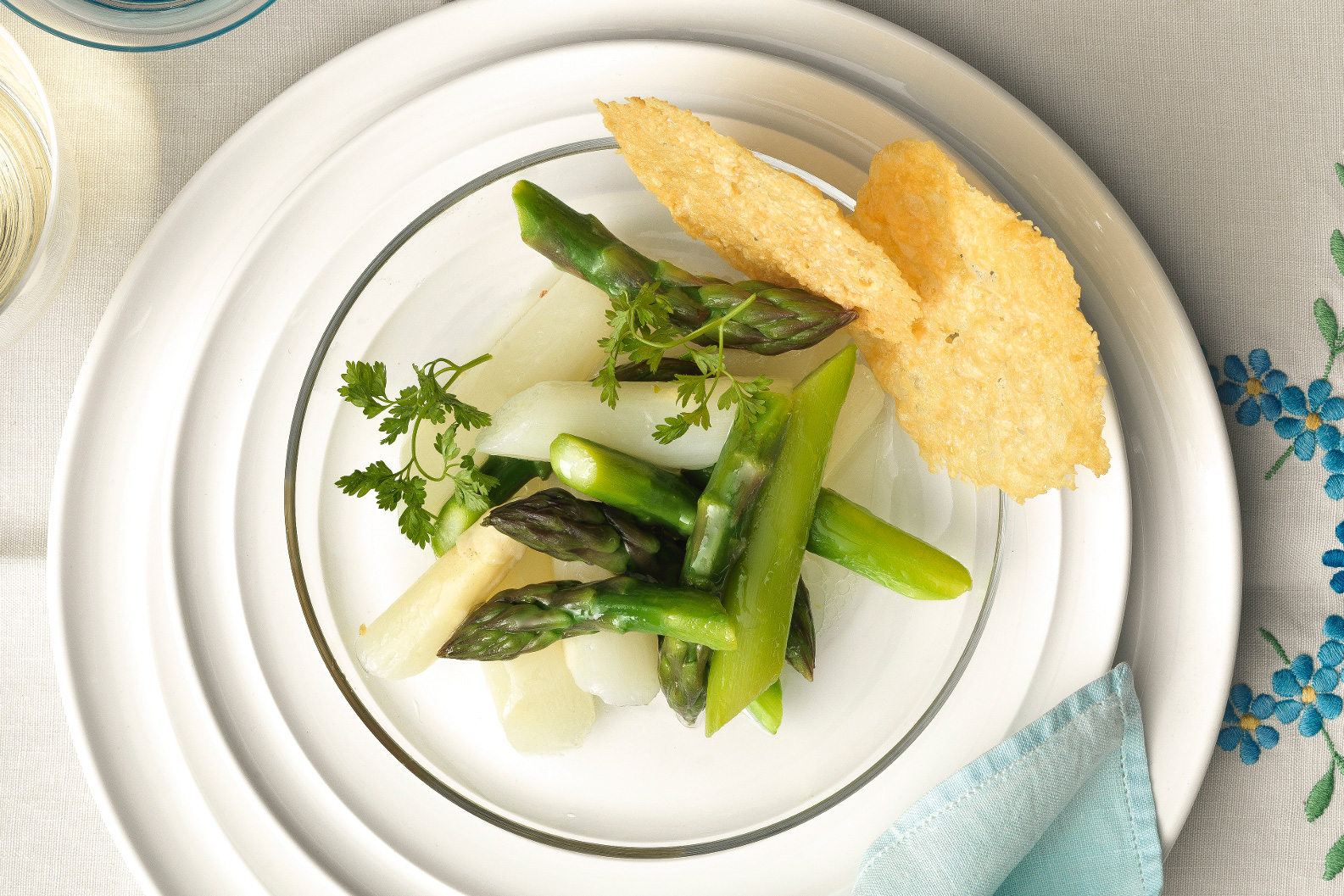 Duo d’asperges aux chips de Sbrinz