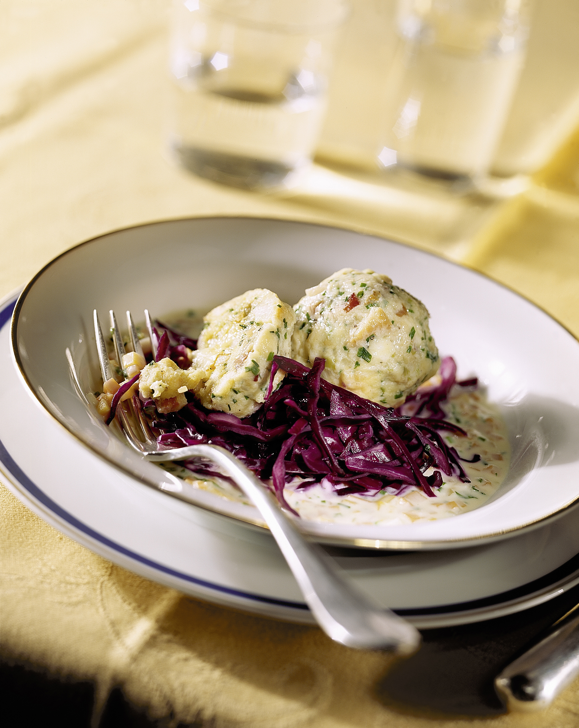 Speckknödel mit Kräuter-Rahmsauce