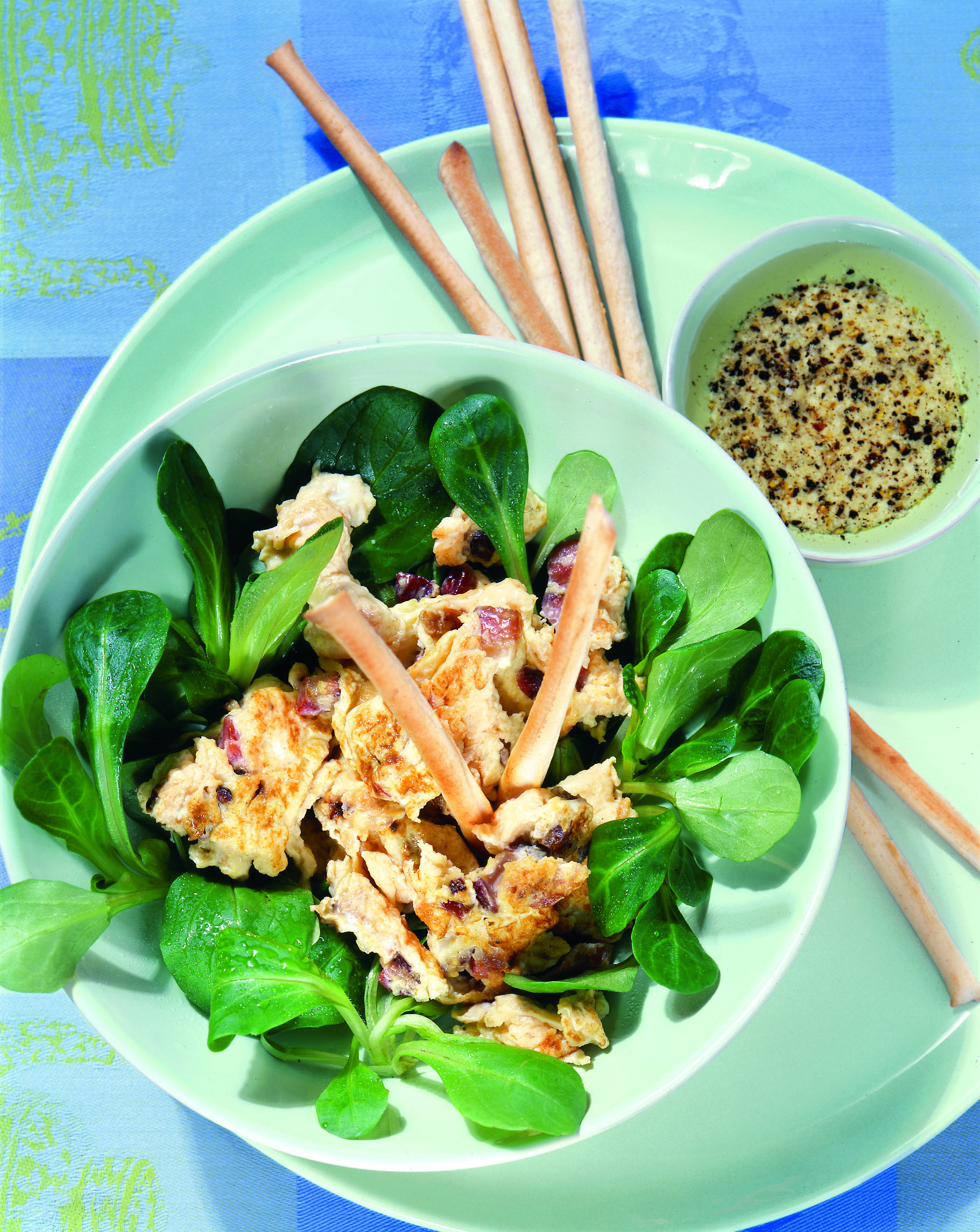 Oeufs brouillés aux lardons et salade de rampon