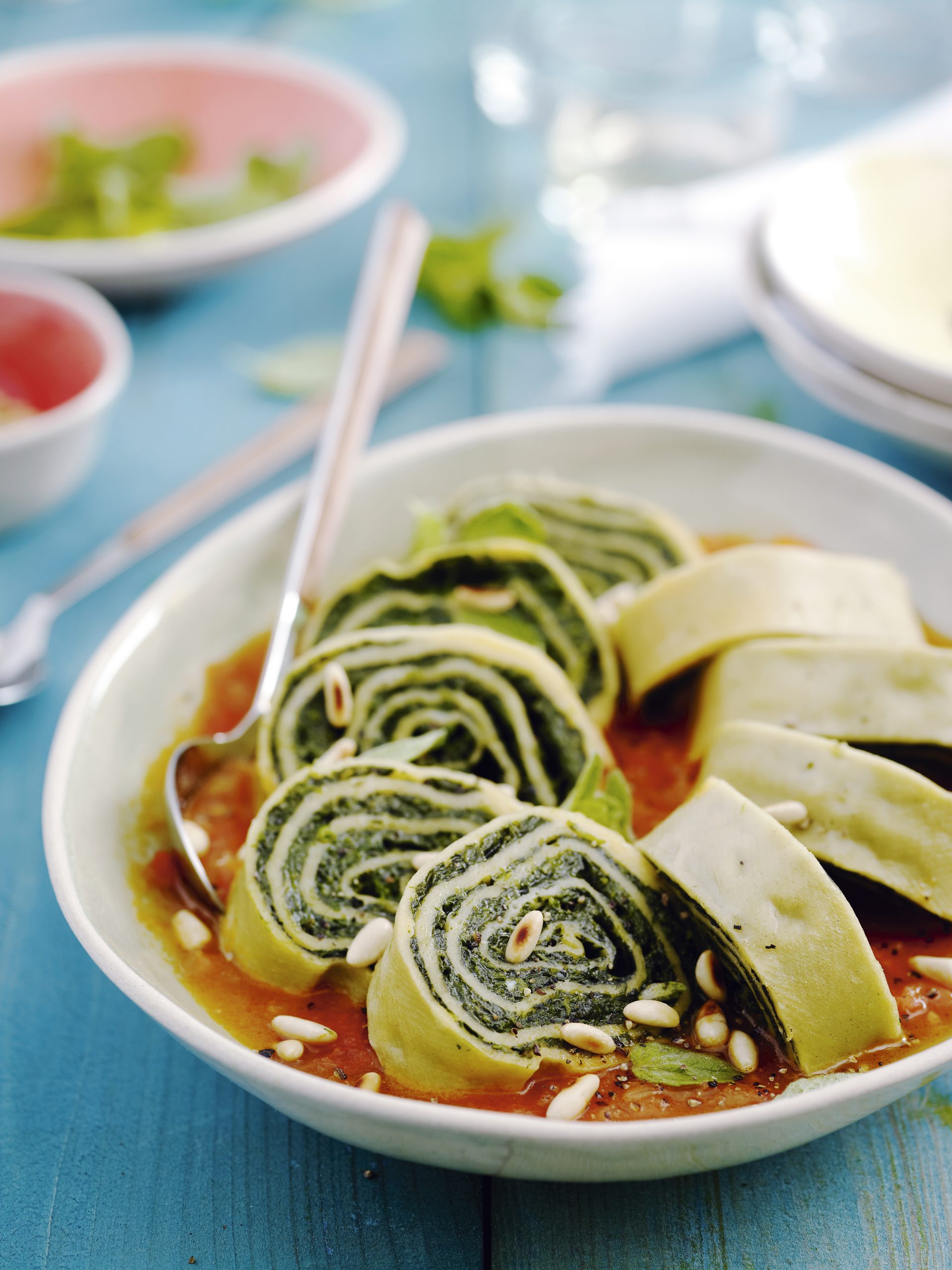 Spinat-Pasta-Roulade mit Tomatensauce