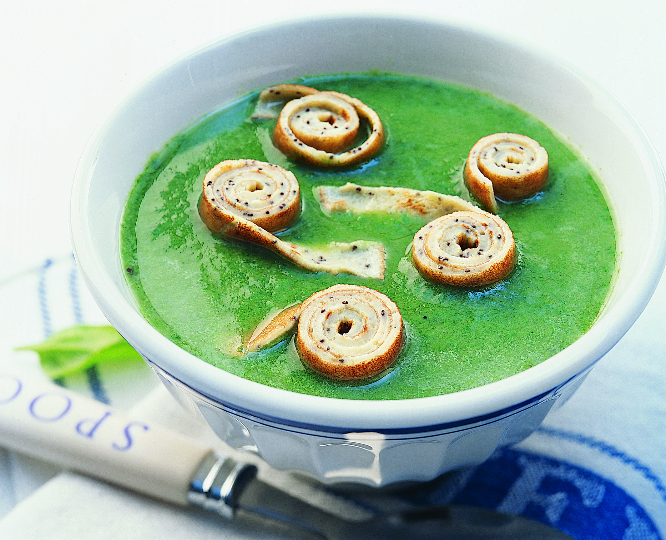 Crème d'épinards et crêpes en escargot