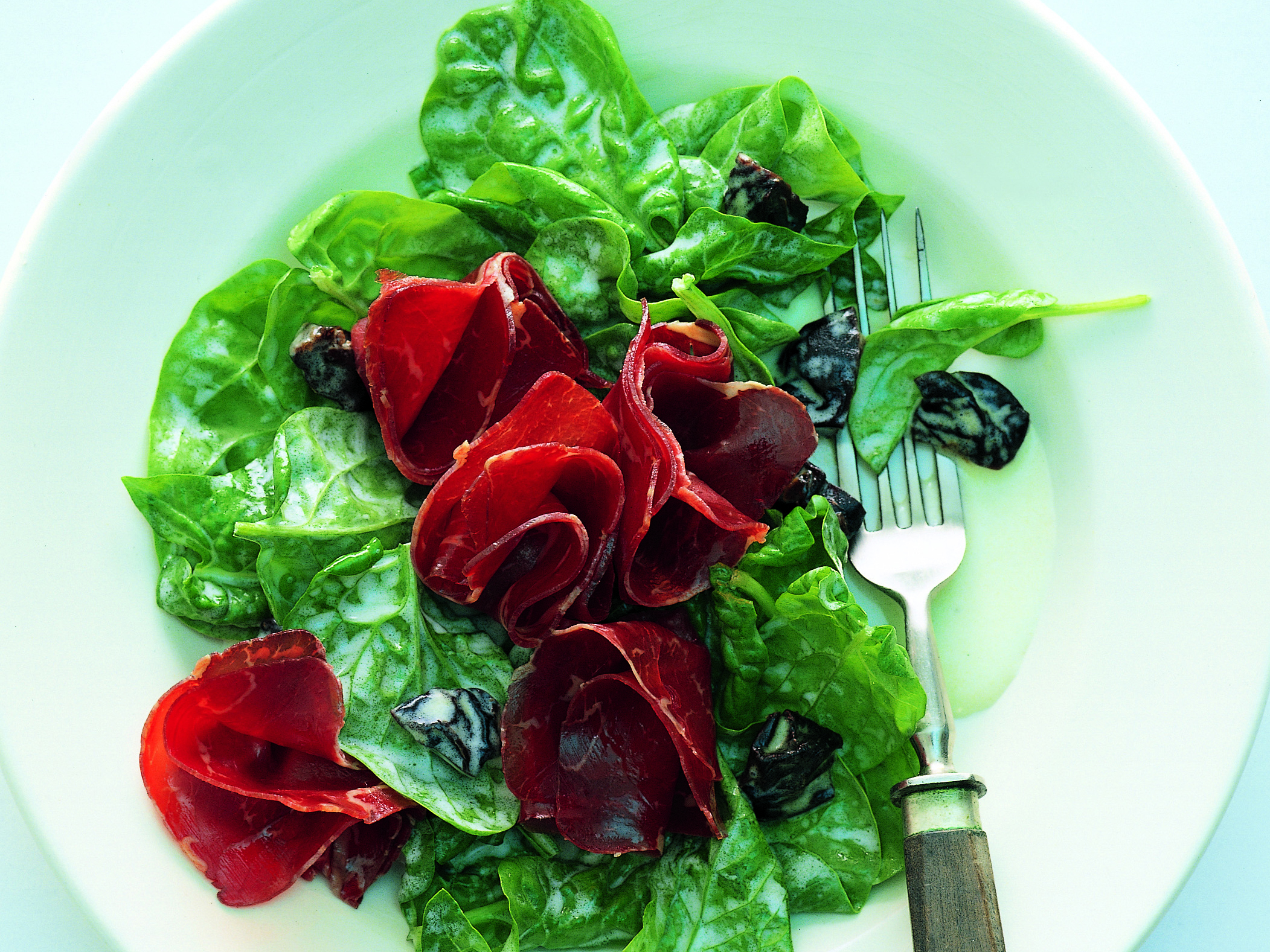 Salade d'épinard à la viande séchée marinée