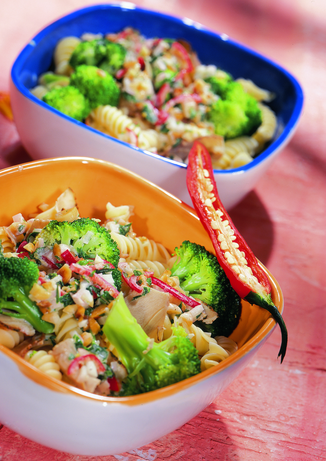 Salade de fusilli sauce piquante aux amandes