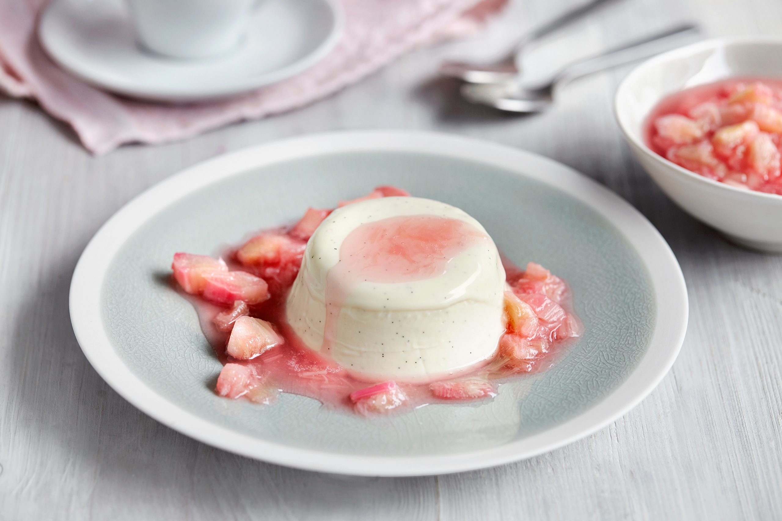 Must-try: Joghurt-Panna-cotta mit Rhabarberkompott
