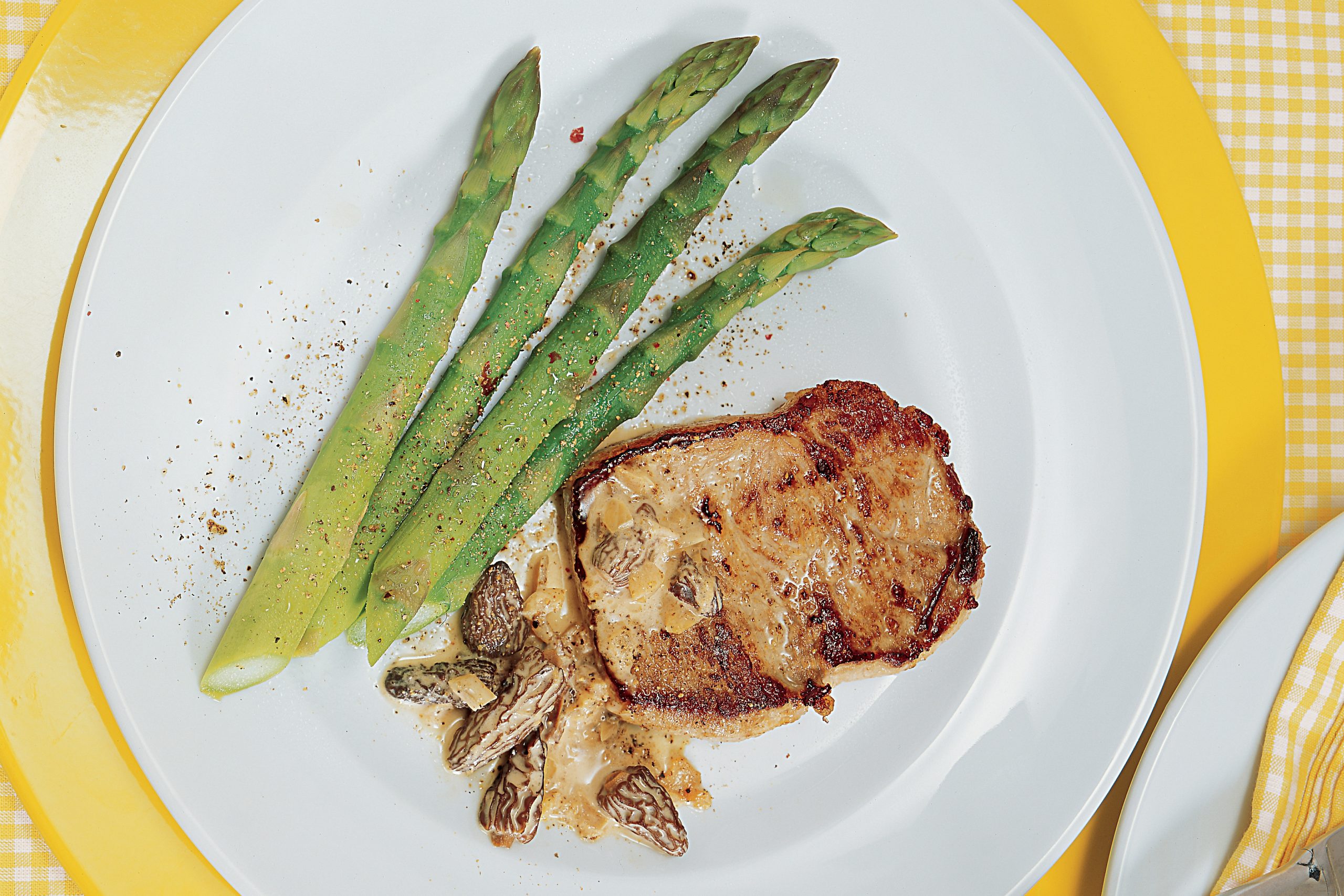 Escalopes de veau sauce aux morilles et asperges