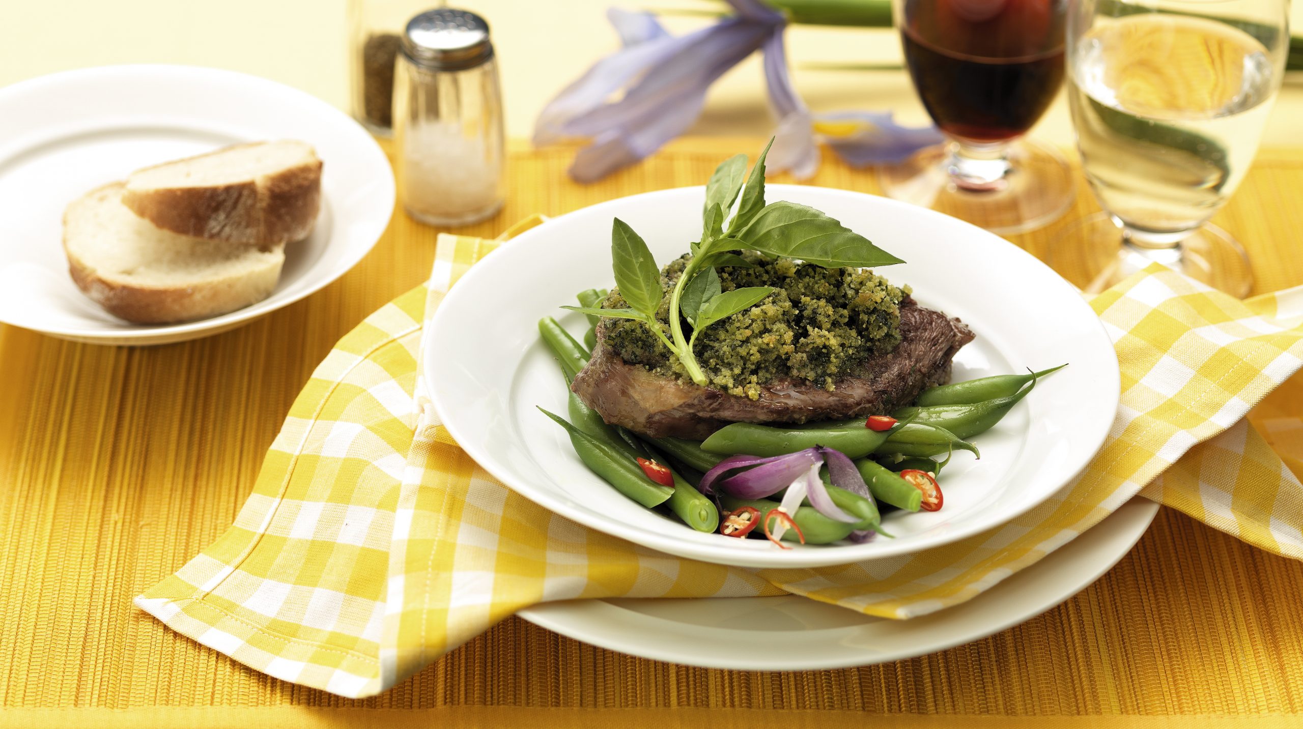 Steaks en croûte de basilic et haricots pimentés
