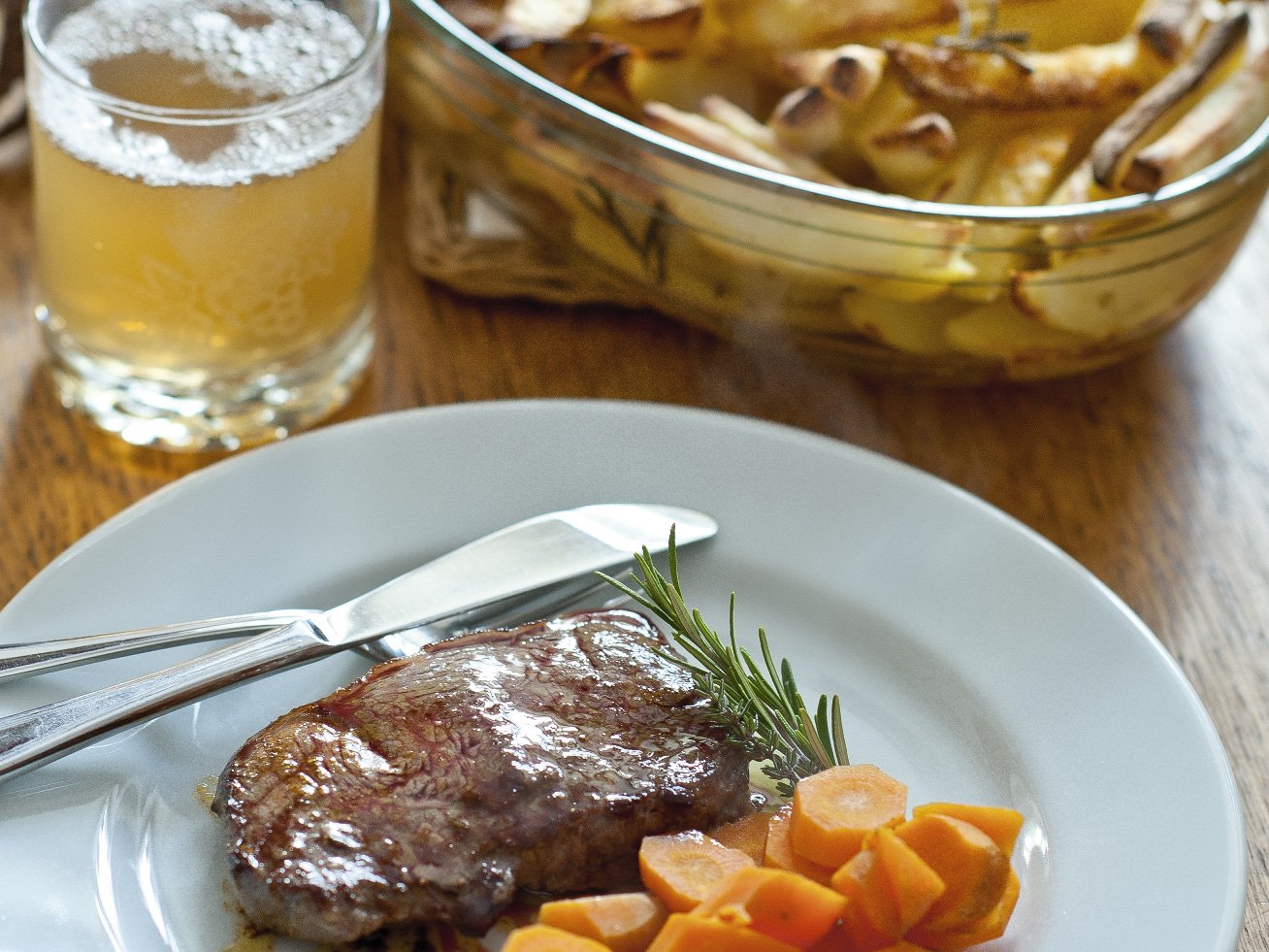 Steaks mit Rüebli und Rosmarinkartoffeln