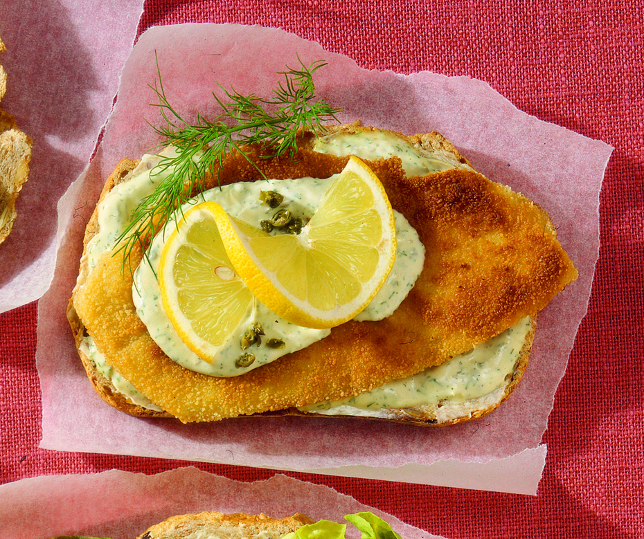 Stegt fiskefilet, citronskive og remoulade (Smørrebrød mit gebratenem Fischfilet, Zitronenscheibe und Remoulade)