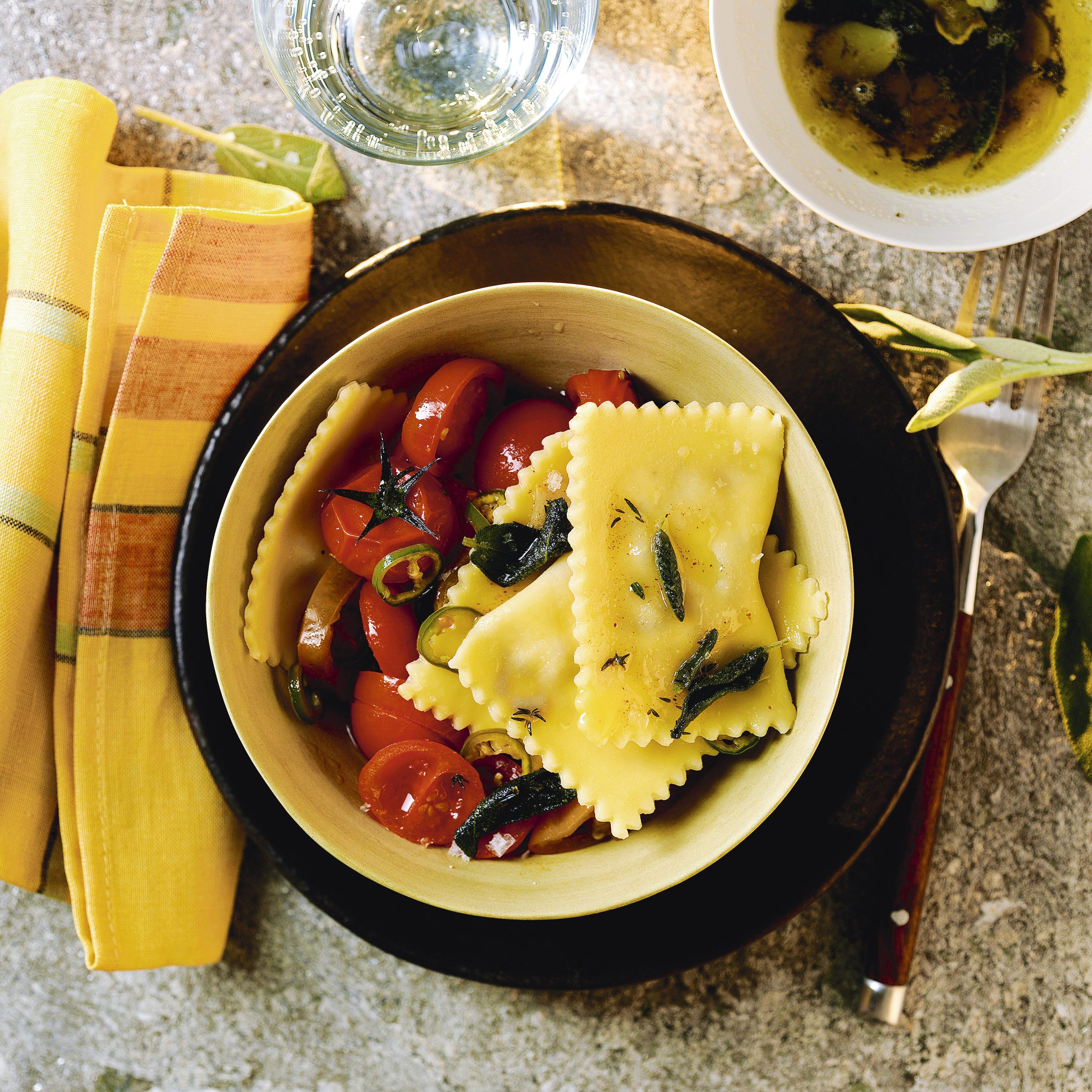 Steinpilz-Ravioli mit Kräuter-Tomaten