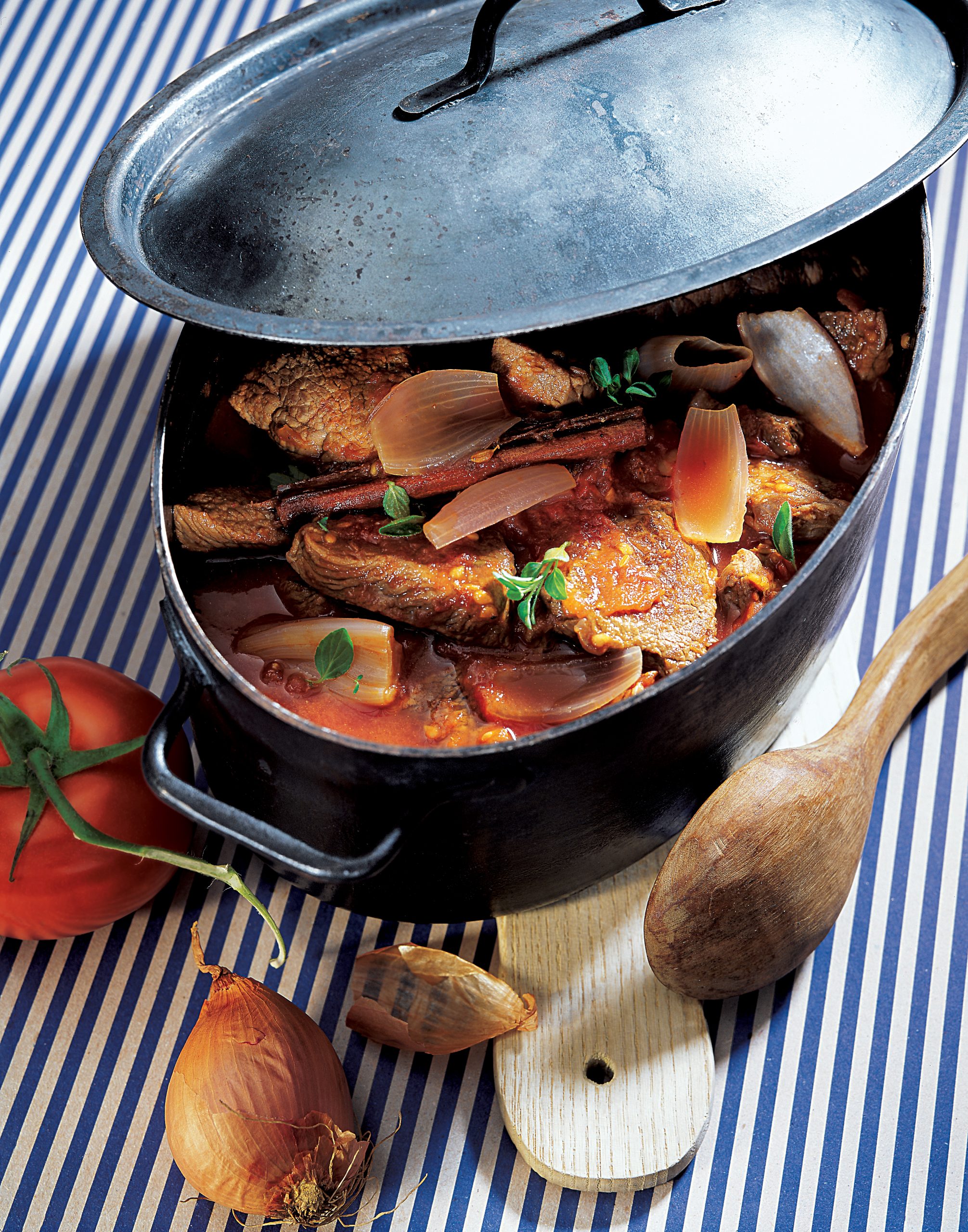 Stifado (Rindfleisch in Rotwein)