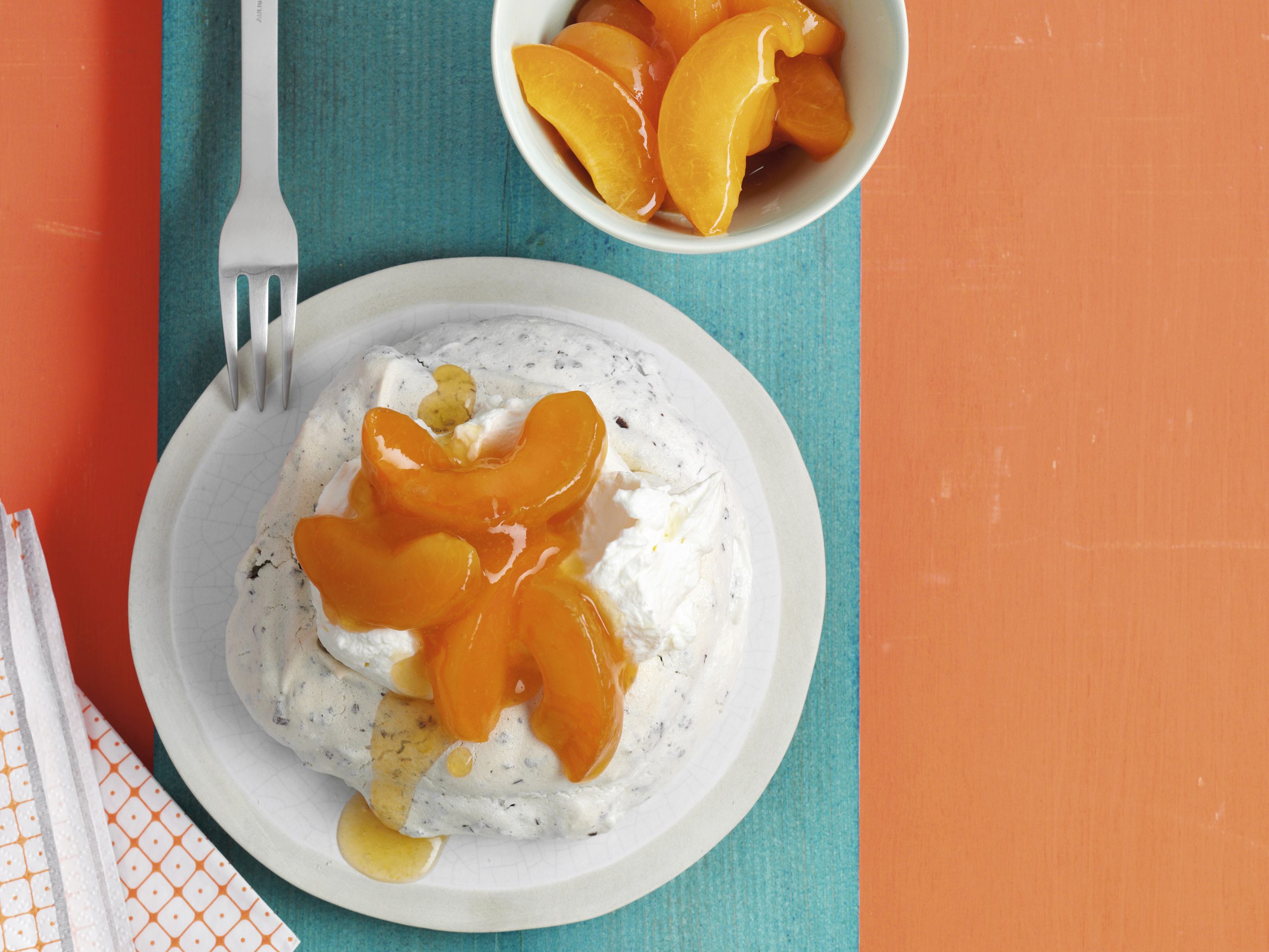 Stracciatella-Pavlova mit Limetten-Aprikosen