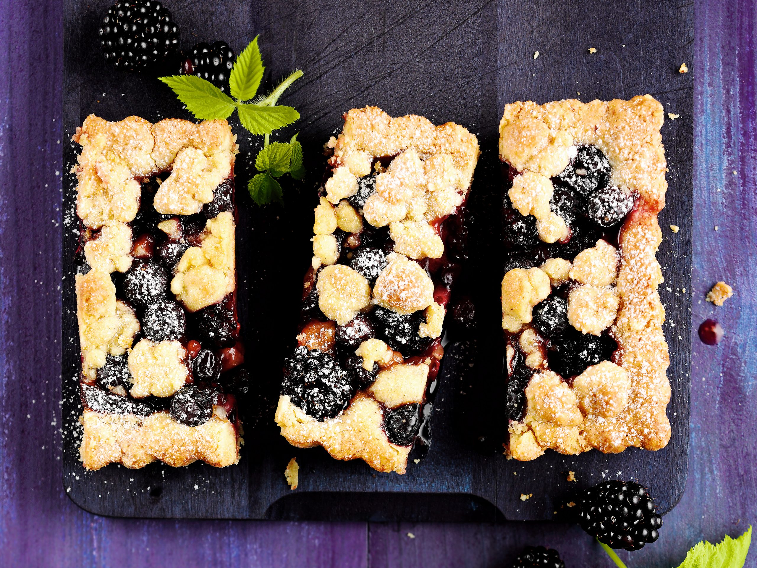 Streuselkuchen mit Beeren und Zwetschgen