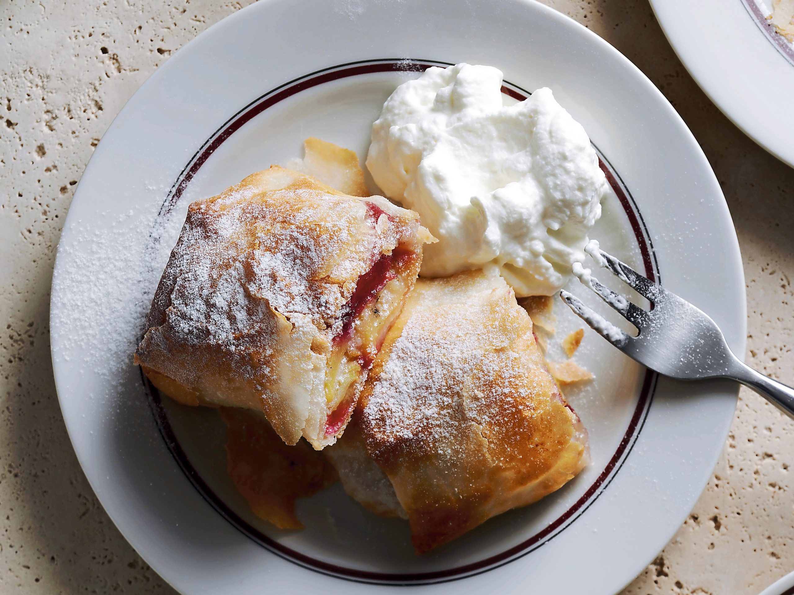 Strudelchen mit Pflaumen und Damassine-Rahm