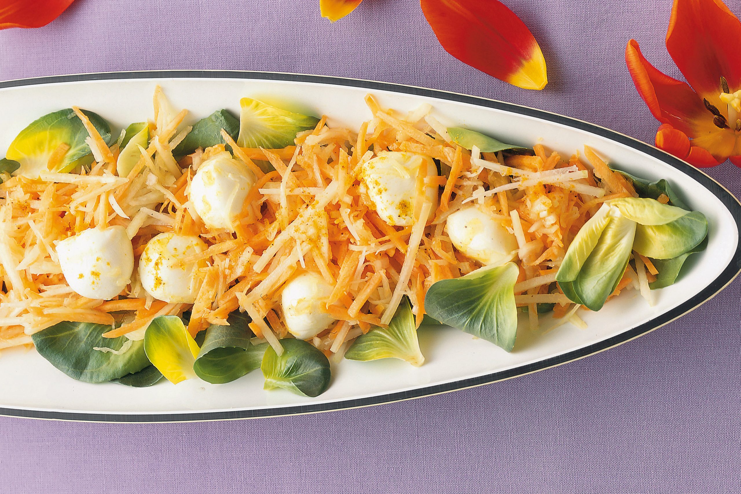 Süss-saurer Kohlrabi-Rüebli-Salat mit Mozzarella