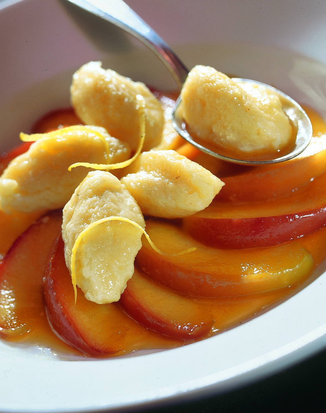 Süsse Gnocchi auf Apfelrosette