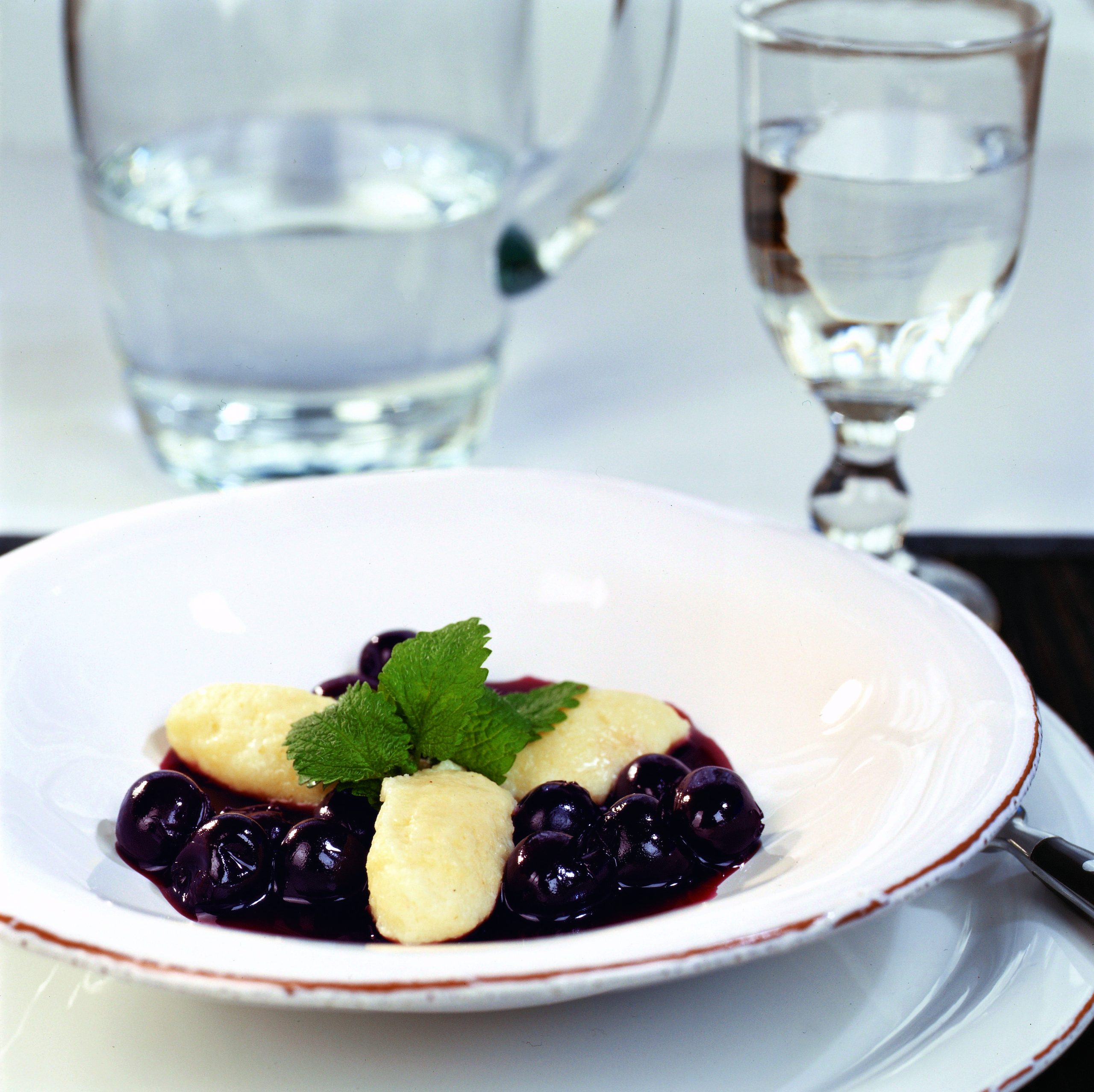 Quenelles sucrées de ricotta et de semoule aux cerises
