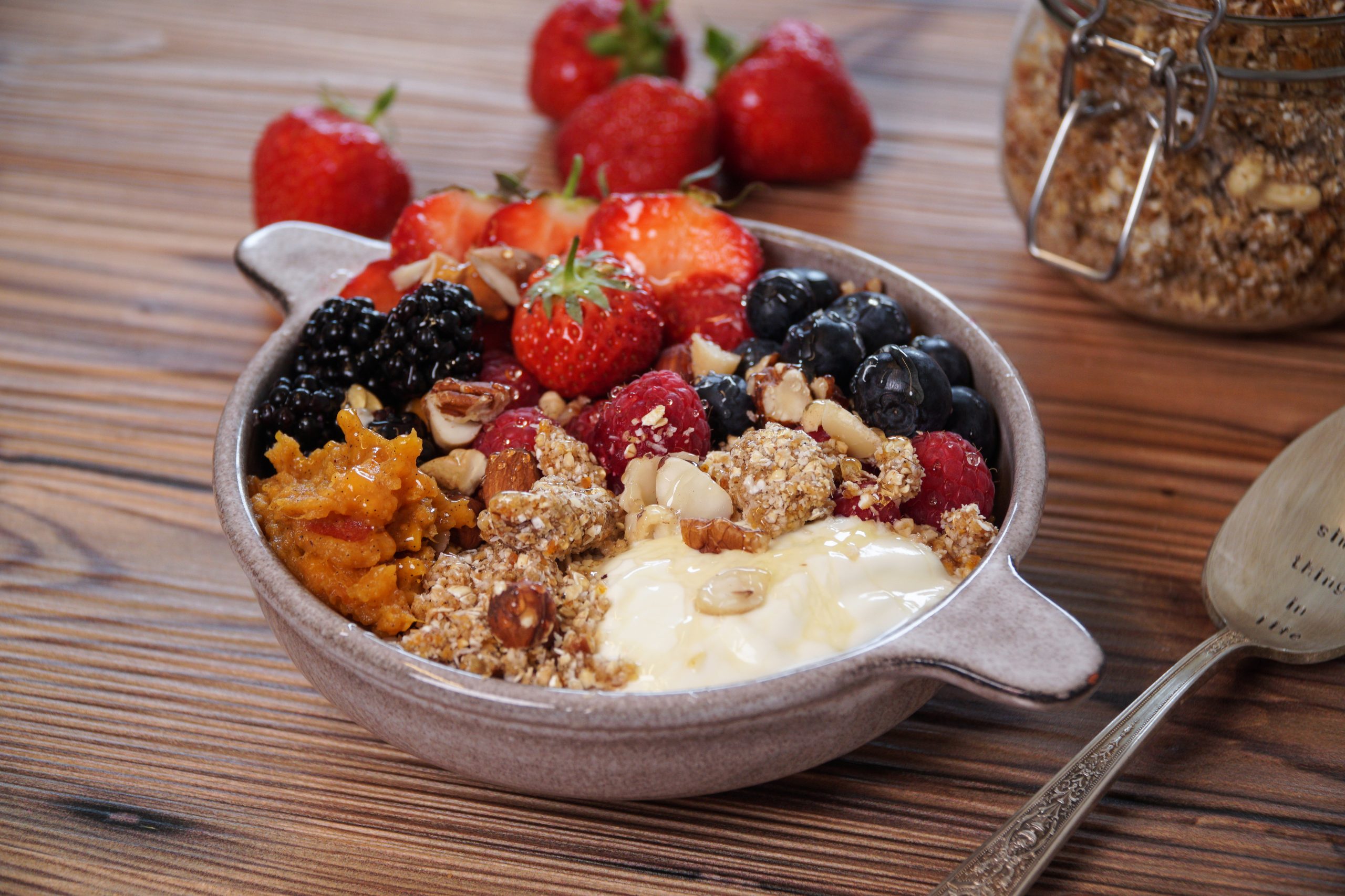 Süsskartoffel-Breakfast-Bowl mit Rawnola