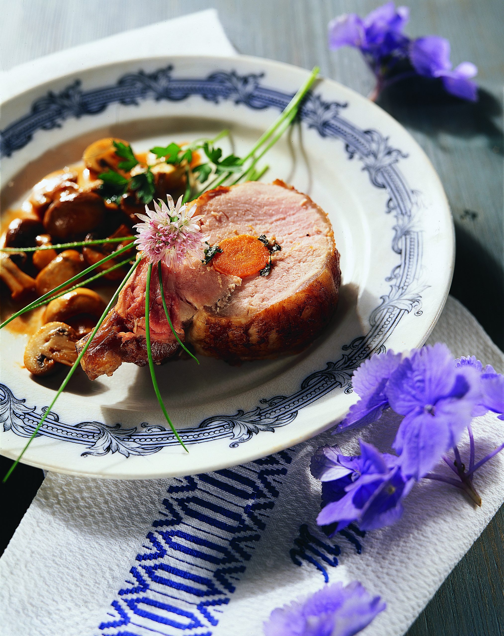 Svinjska pecenka na nacin visoko z gobicami (Schweinsbraten nach Visoko-Art mit Champignonsauce)