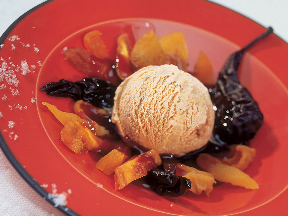 Crème glacée au thé sur compote de fruits secs