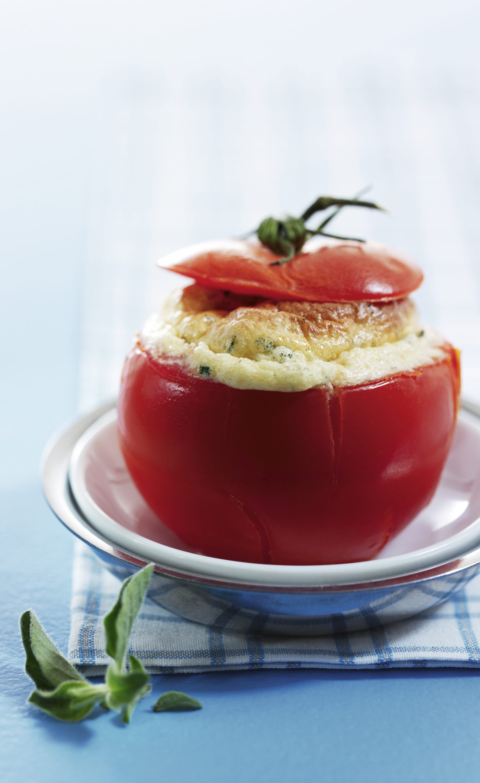 Tomates farcies au soufflé aux herbes