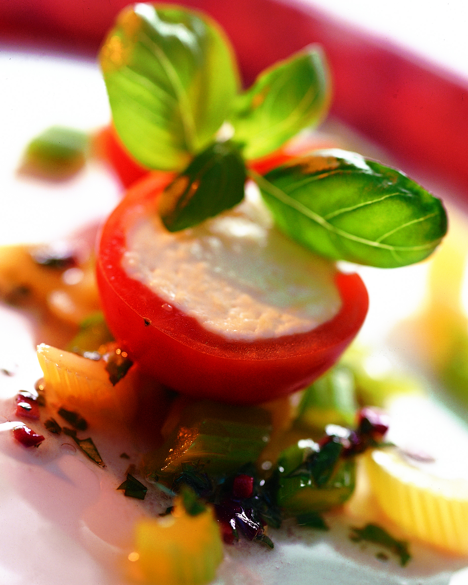 Tomates farcies au Sbrinz et vinaigrette au basilic