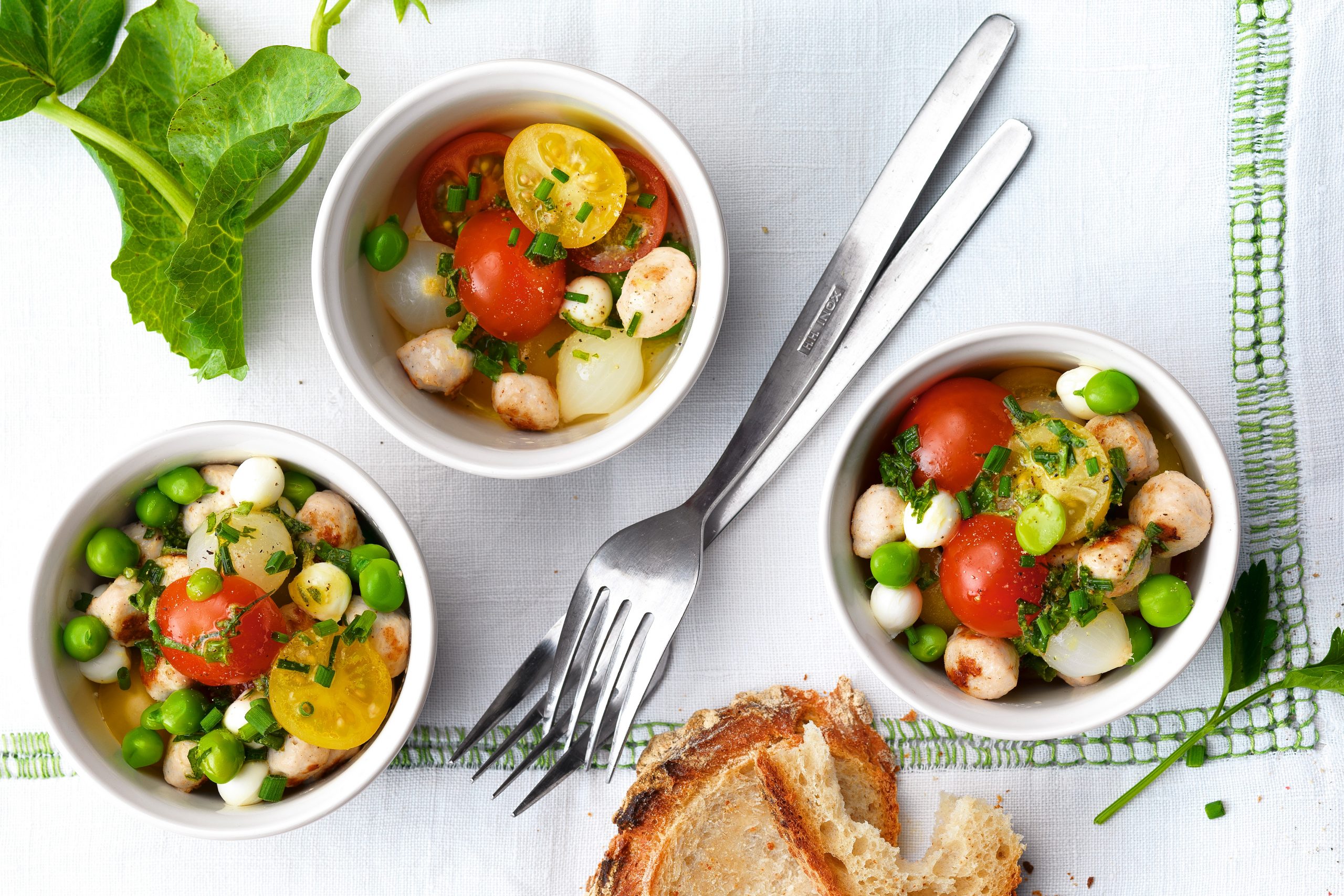 Tomaten-Mozzarella-Salat mit Brätkügeli