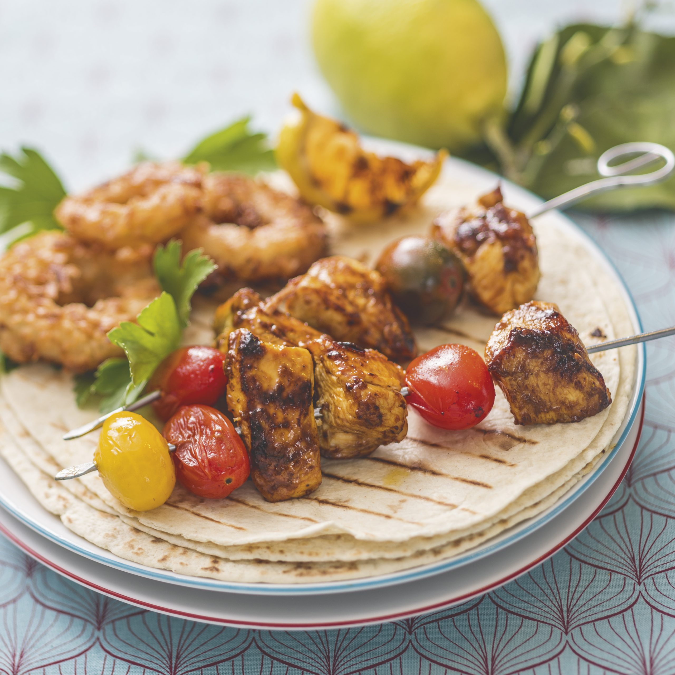 Brochettes de poulet et de tomates au barbecue et beignets oignon-coco