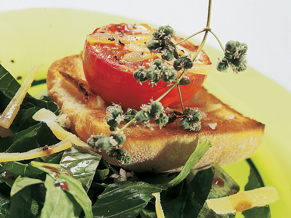 Tomaten-Toast auf Salat