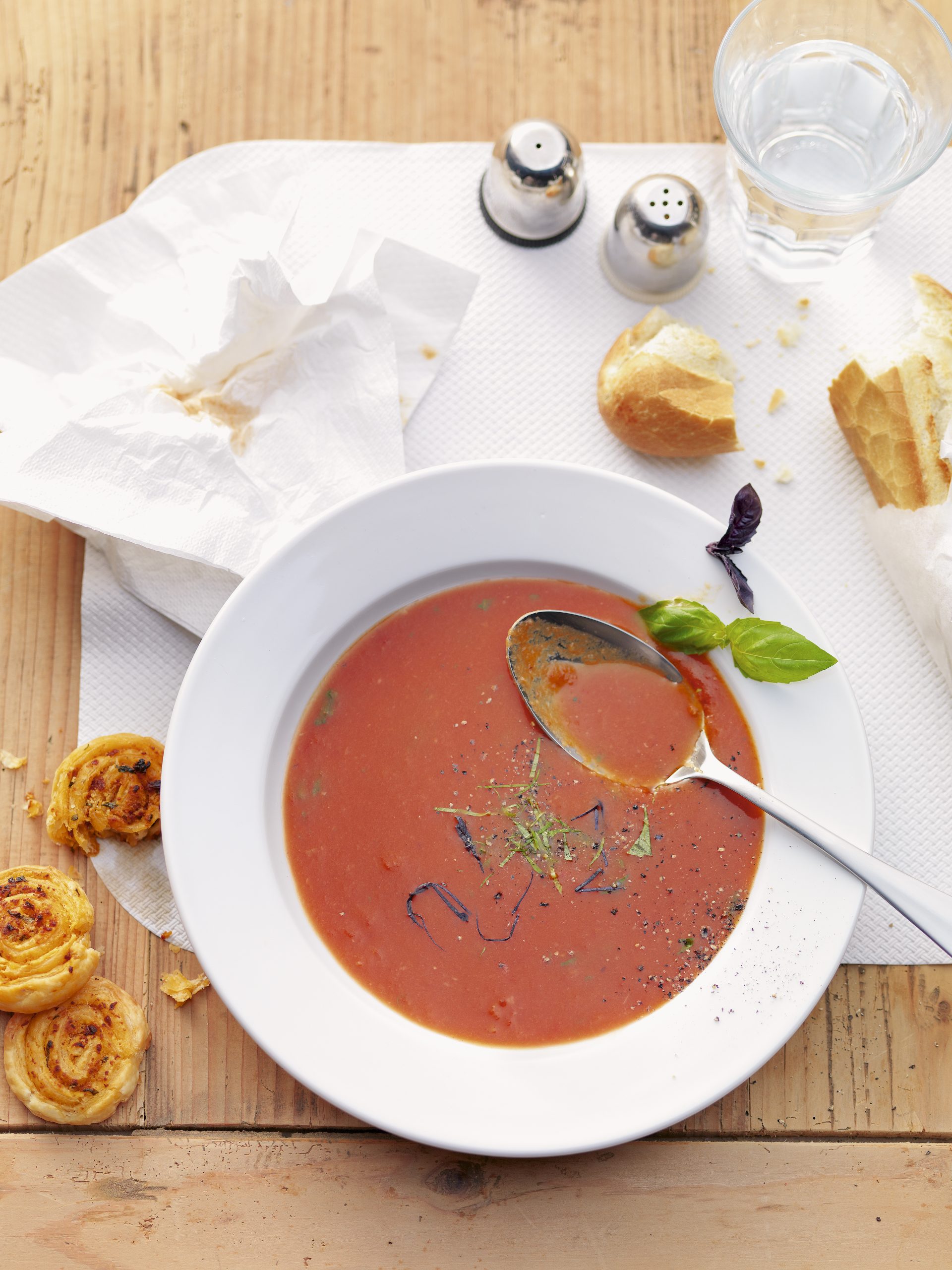 Soupe aux tomates et escargots de pâte feuilletée