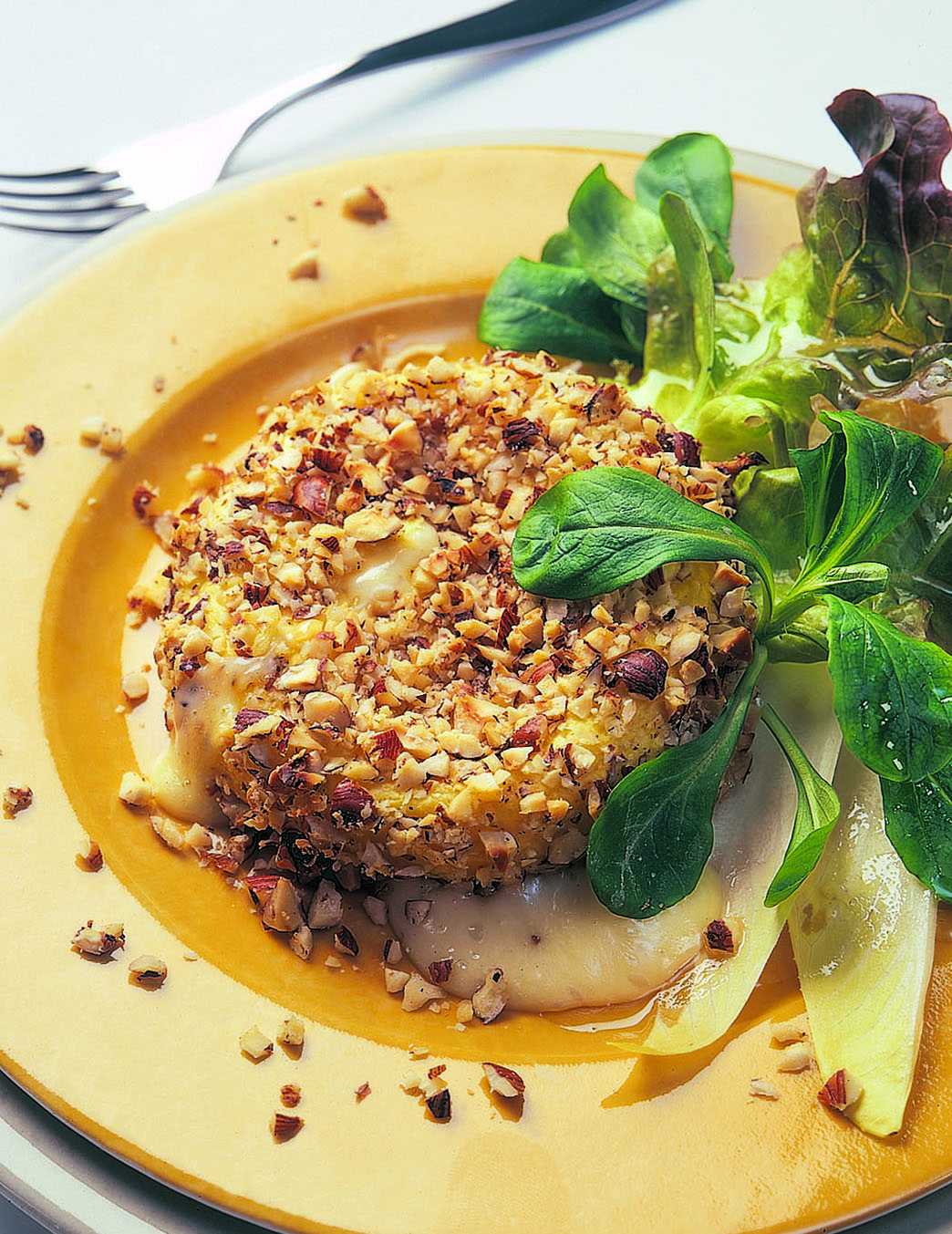 Tomme en croûte de noisettes et sa salade mêlée
