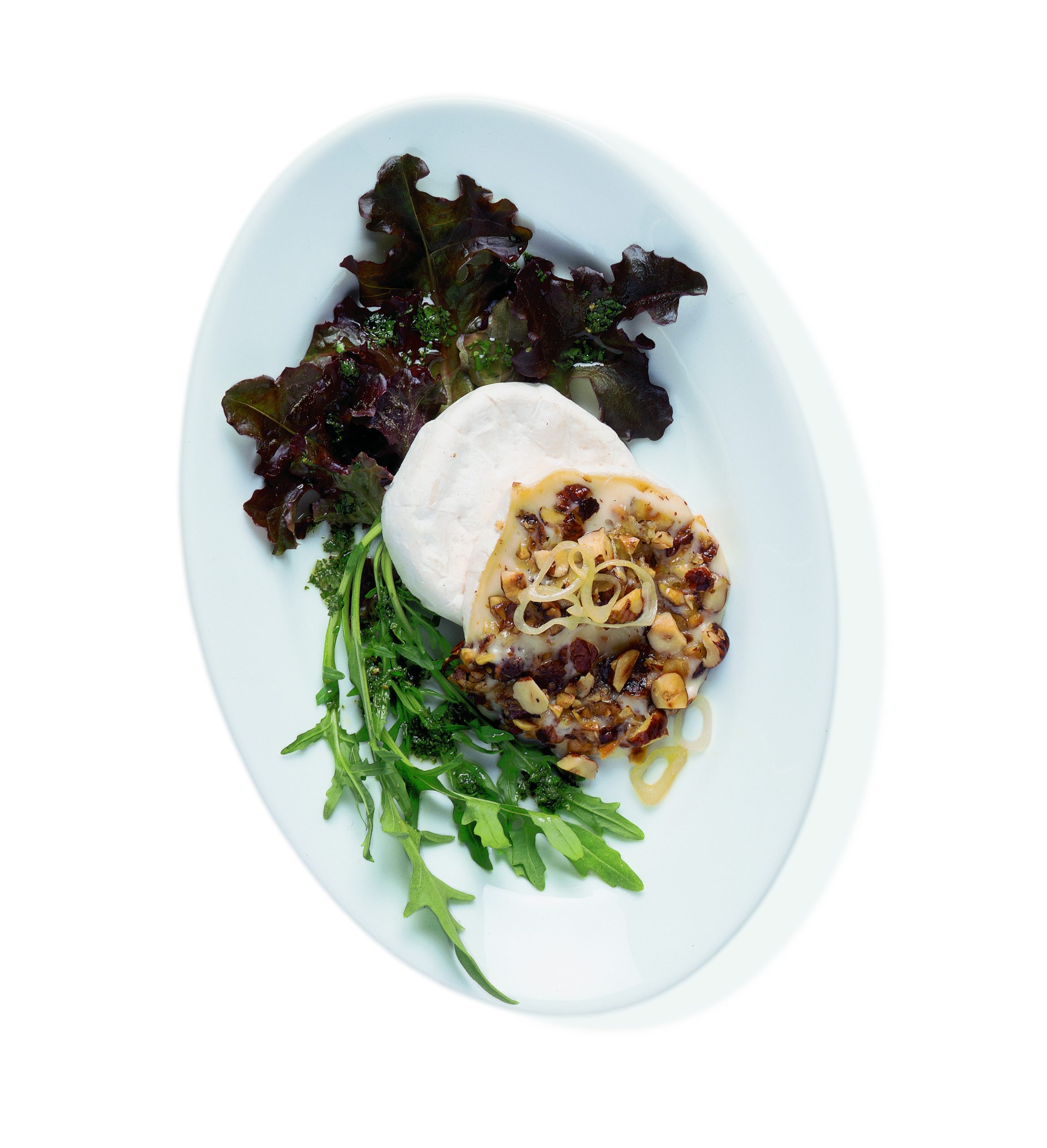 Tomme mit Haselnüssen und Sommersalat an Kräuter-Vinaigrette