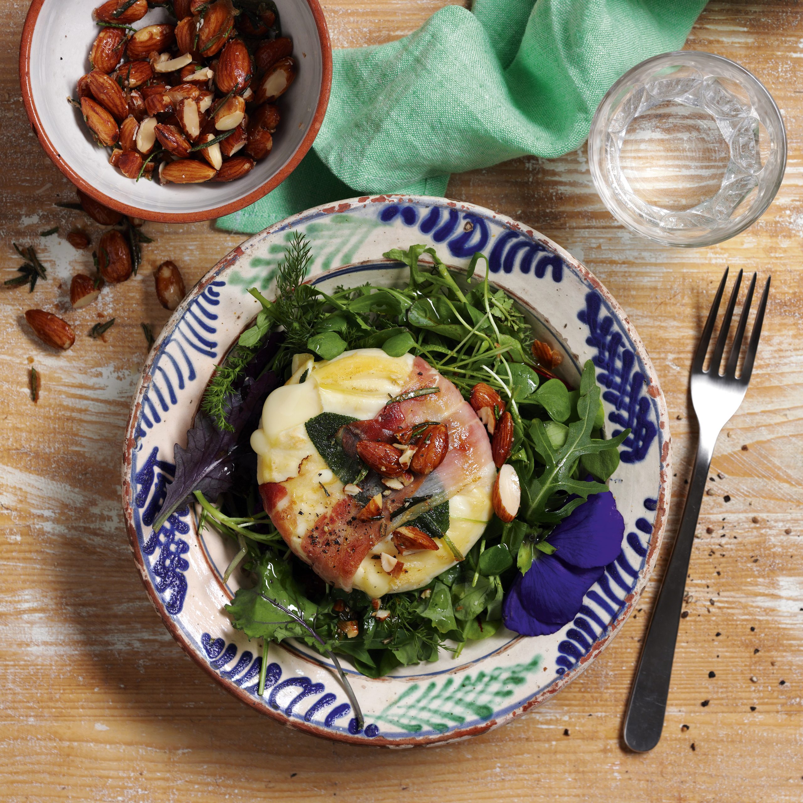 Tomme-Saltimbocca auf Marktsalat