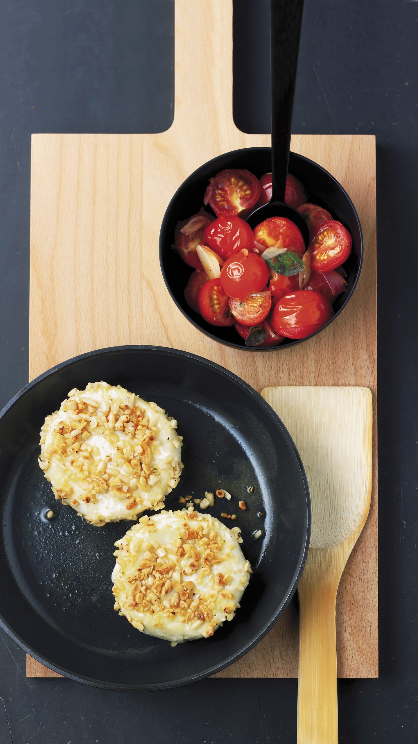 Tommes im Pinienmantel mit Tomatenragout