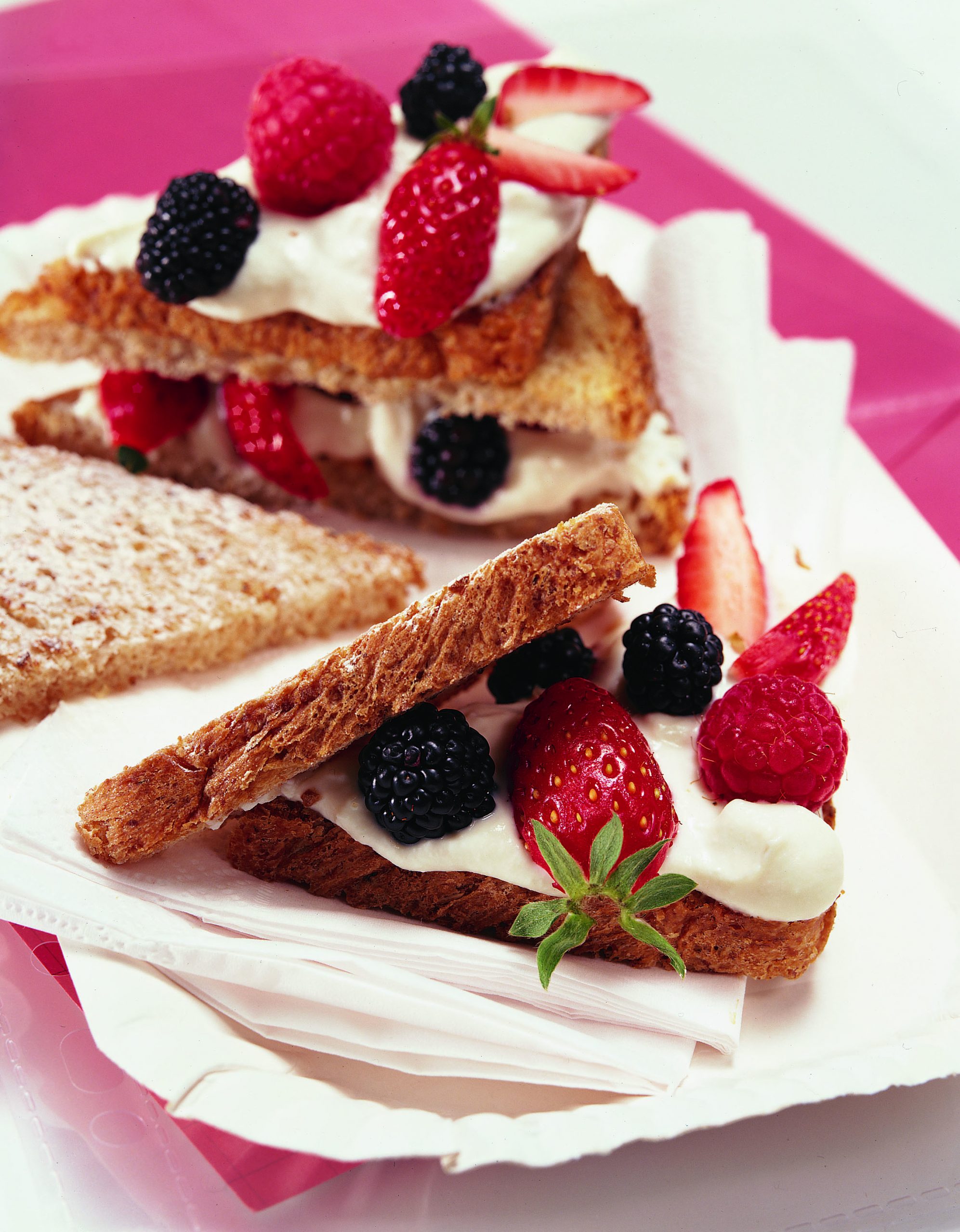 Tramezzini mit Ricotta-Beeren-Füllung