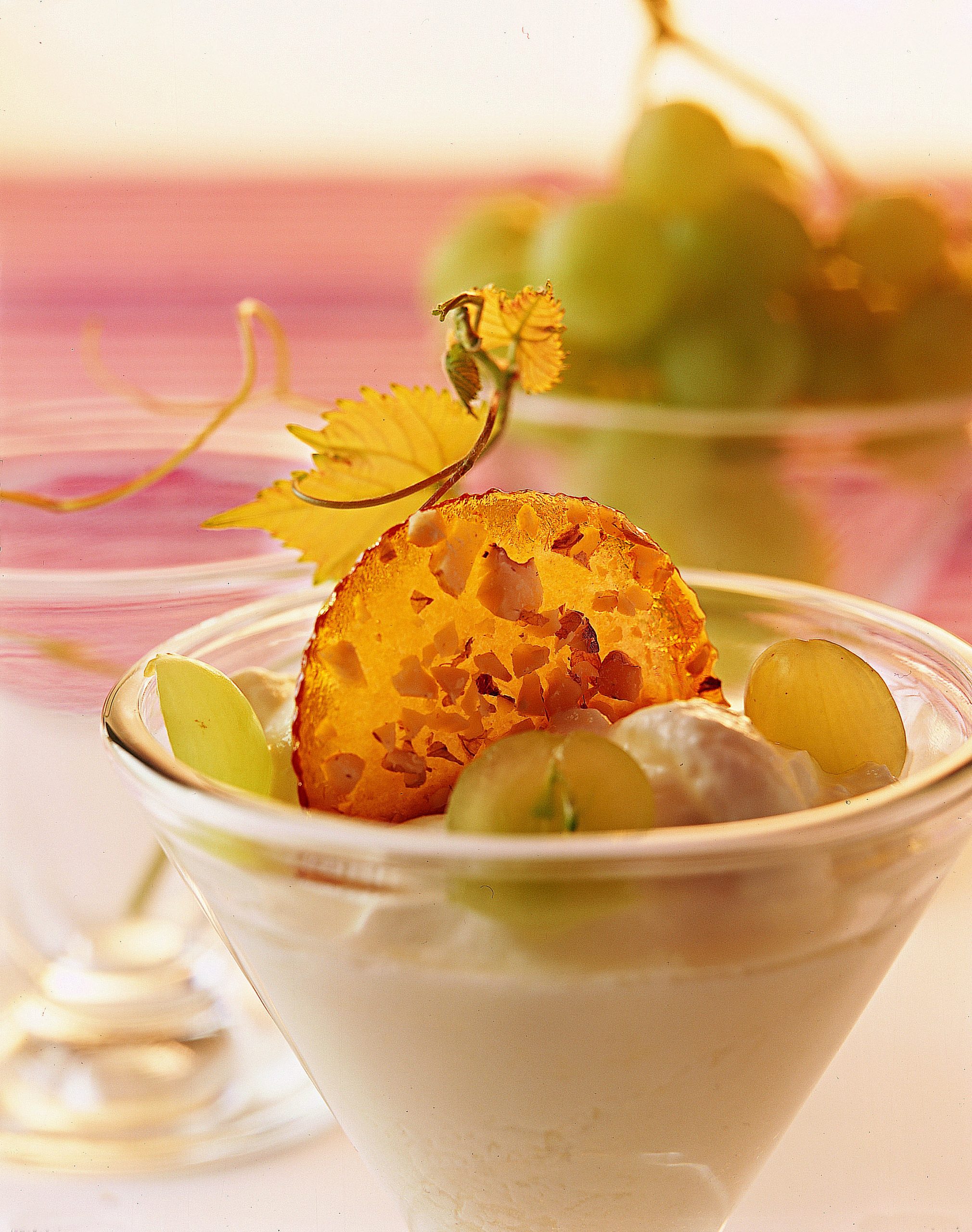 Crème au séré et au raisin et croquants aux noix caramélisées