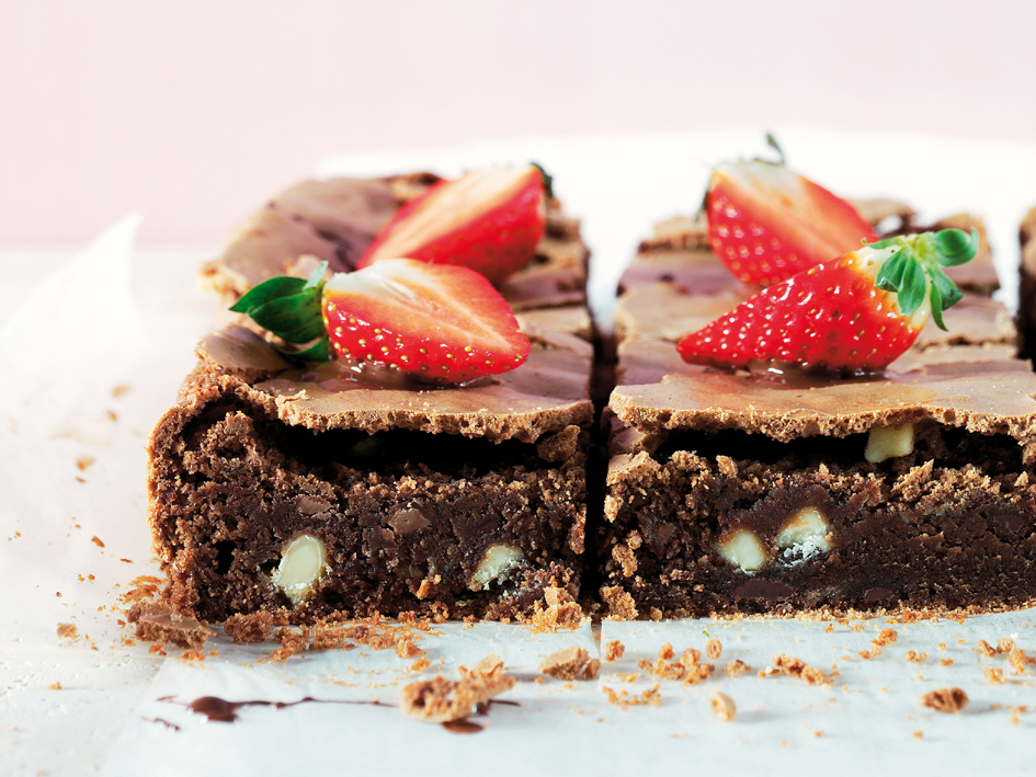 Triple Chocolate Brownies mit Erdbeeren
